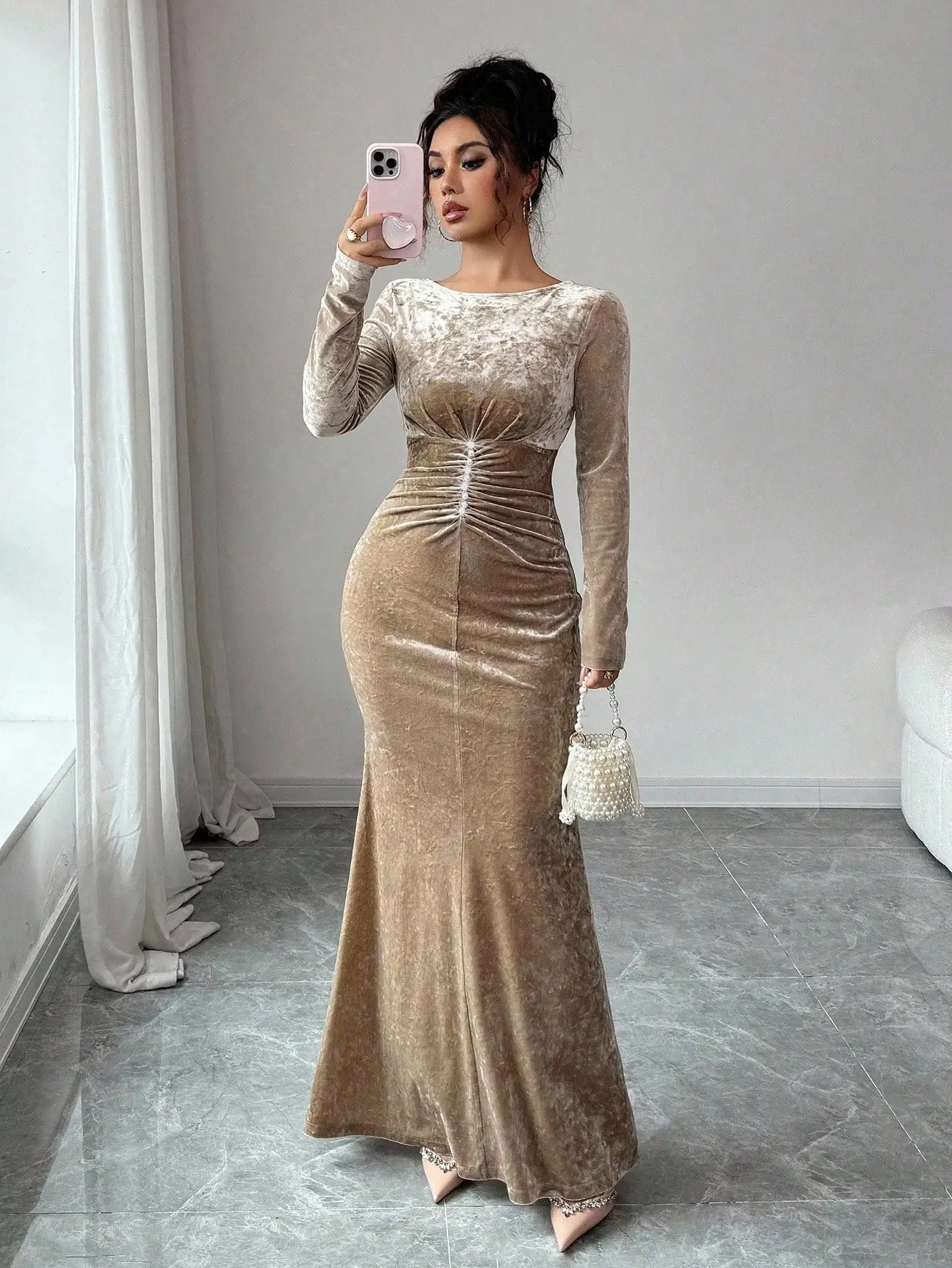 

Элегантное бархатное платье-футляр с длинными рукавами, круглым вырезом, драпировкой на талии и жемчужным декором