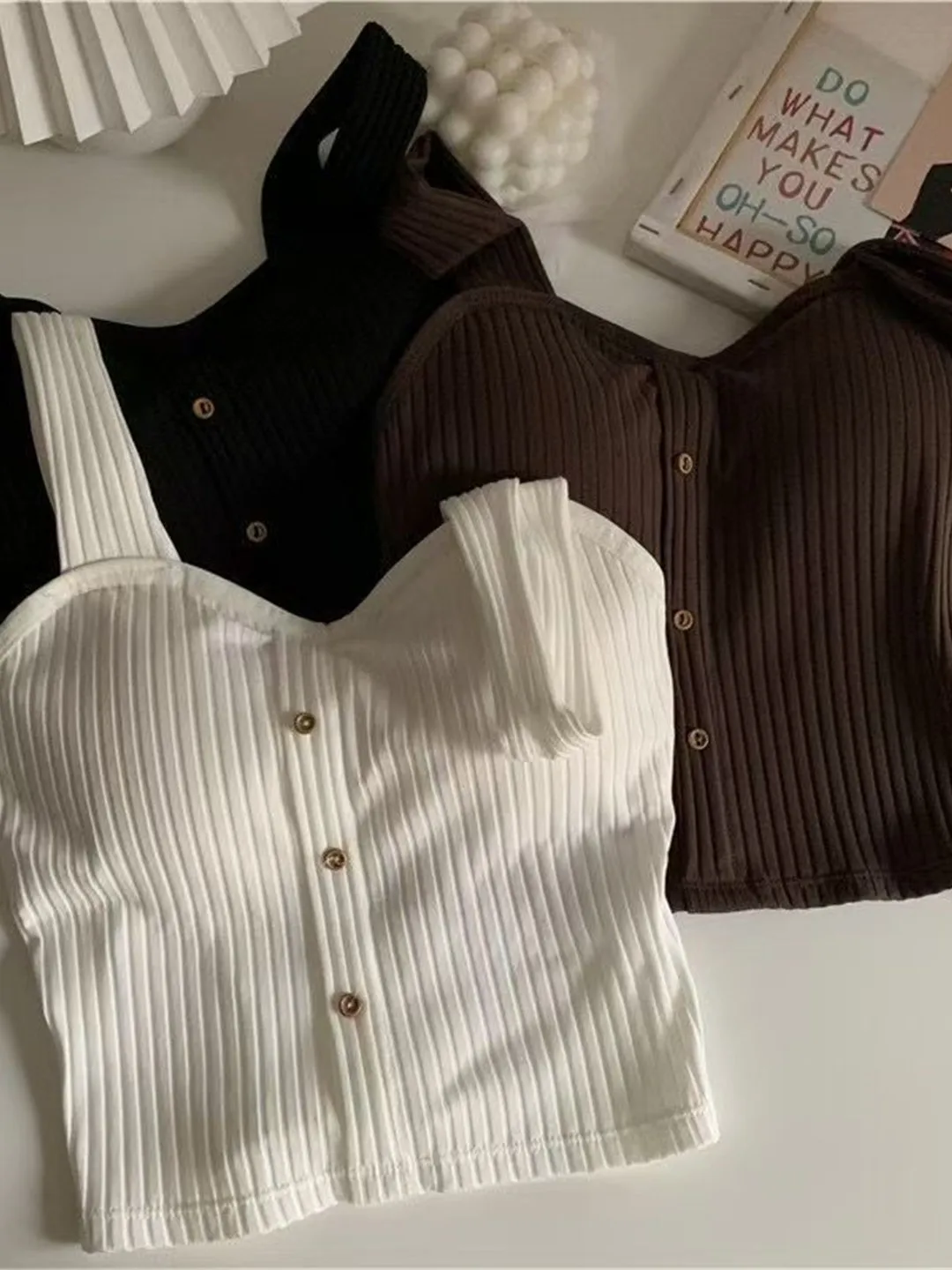 

Новая женская майка-топ в корейском стиле с подкладкой для груди, базовая модель для повседневной носки, корректирующая фигуру, весенняя коллекция