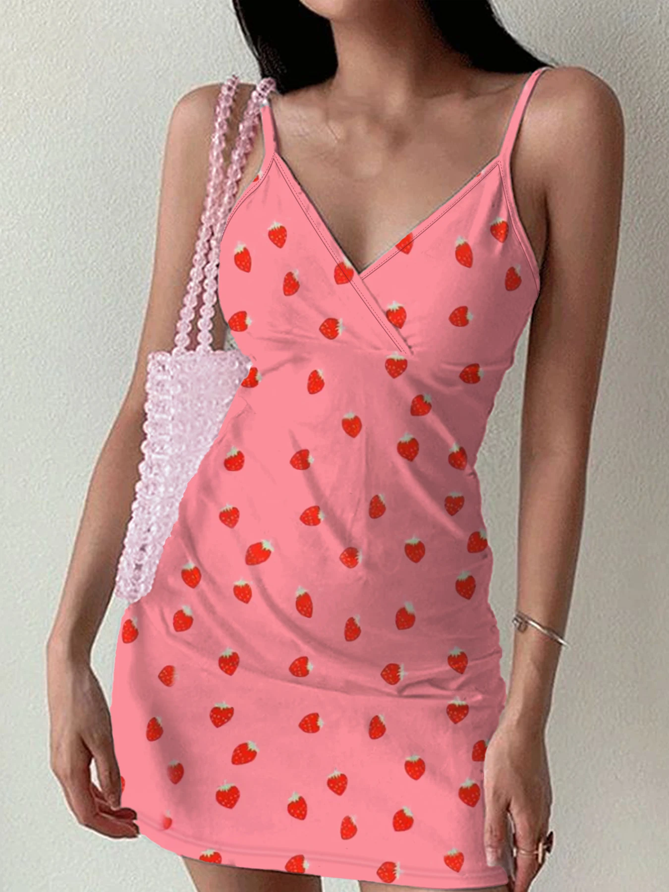 Vestido de acabamento enrolado com estampa de morango para mulheres para criar um vestido elegante e elegante, adequado para uso casual ou de festa, corte confortável