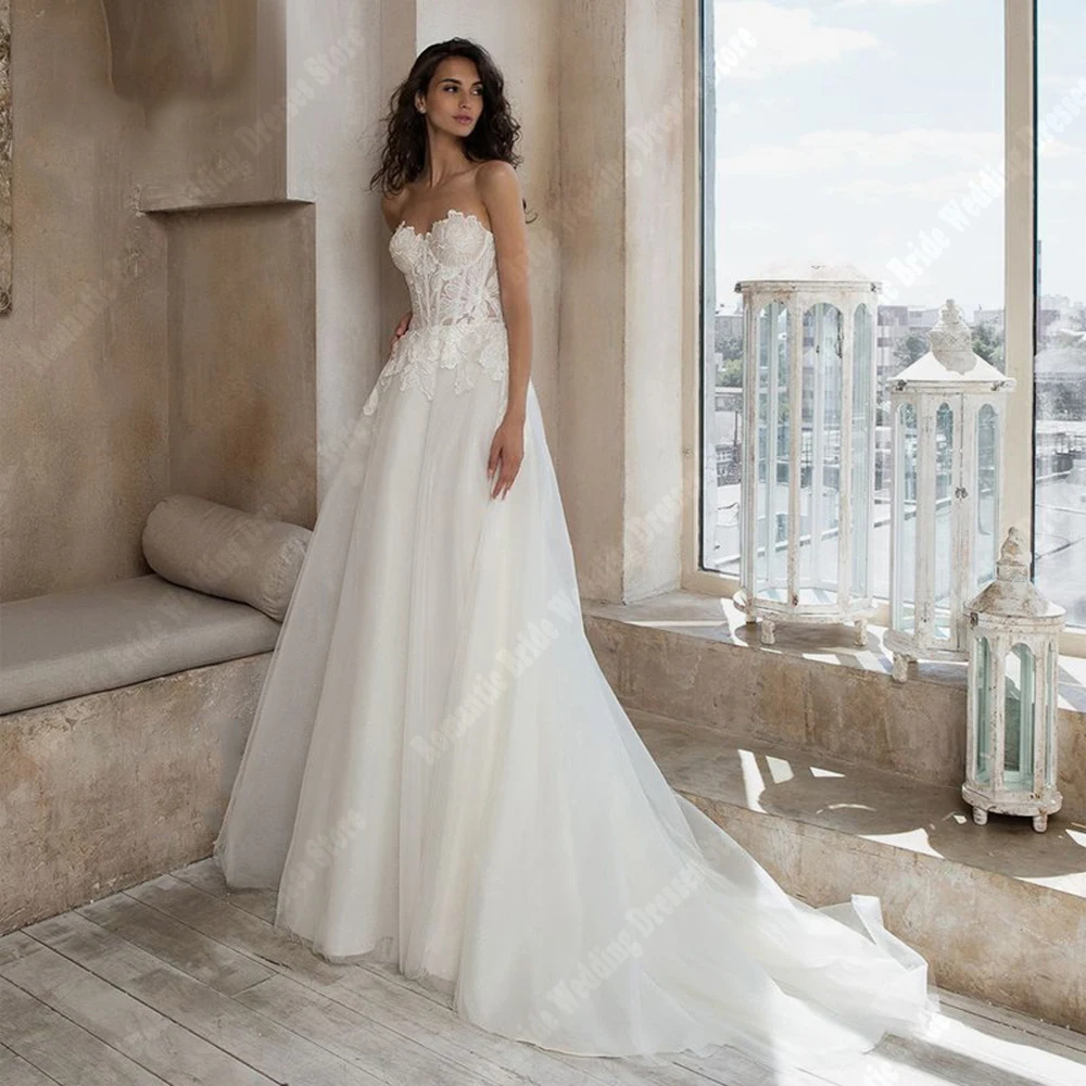 Eleganckie suknie ślubne damskie z koronkowym kwiatowym nadrukiem, dekolt w serduszko, koronkowy kwiatowy nadruk, długość do ziemi, księżniczka, suknie ślubne szyte na miarę.