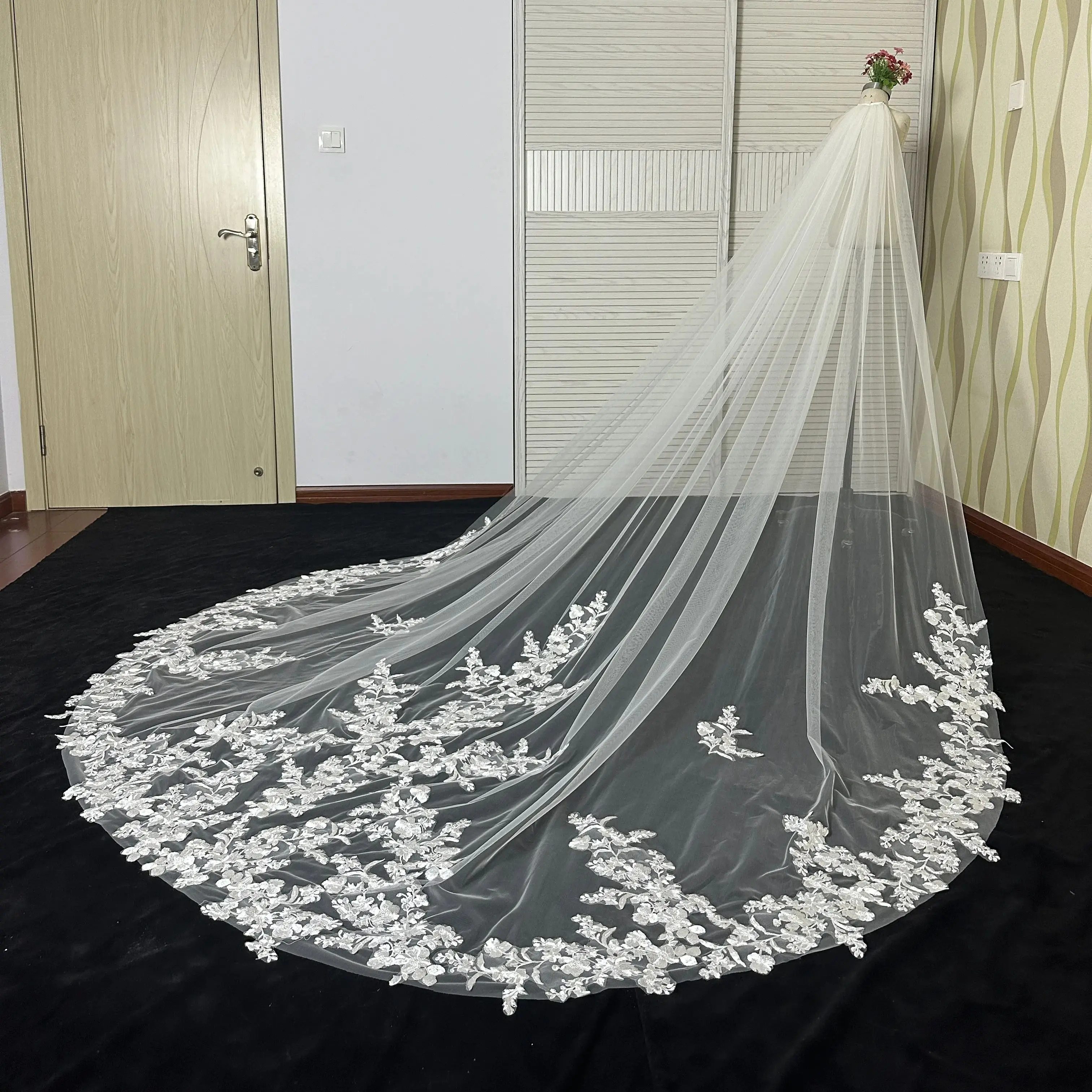 Beautiful Flower Lace Wedding Veil 3.5 Meters 1 Layer Soft Tulle Cathedral Ivory Bridal Veil with Comb Wedding Accessories