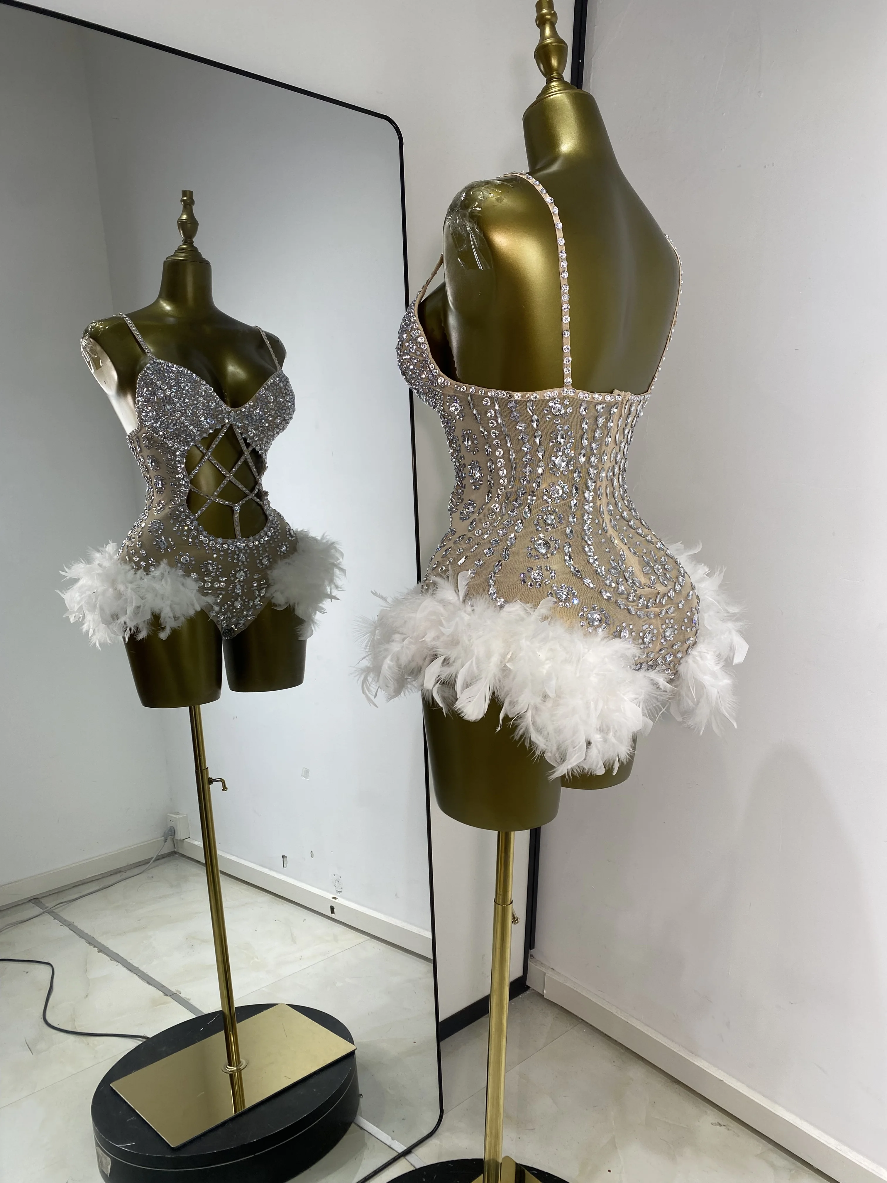 Damskie stroje do gimnastyki artystycznej, body na ramiączkach spaghetti, zdobione cyrkoniami, z wycięciami, z piórami, strój sportowy do tańca, kostiumy na wieczorne wyjścia do klubu, na nocne bary.