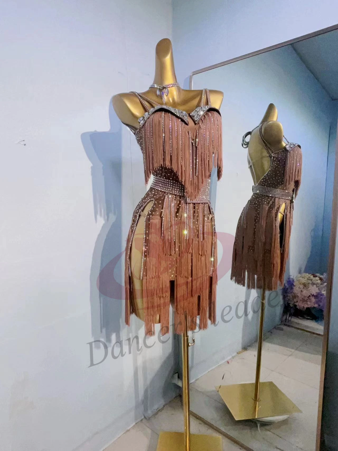 Internationales High-End-Wettbewerbskleid für den lateinamerikanischen Tanz mit Strass-Quasten, maßgeschneidertes High-End-Kleid im Samba-Rumba-Stil
