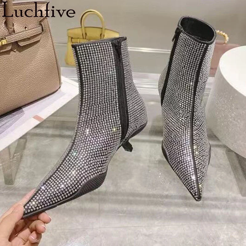 

Luxury Slim Chelsea Ankle Boots Women Rhinestones Pointy toe kitten heel Boots Autumn Sexy Fashion Week Brand Crystal Boots 2023