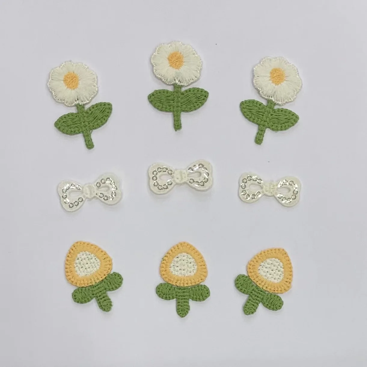 30 STKS Leuke kleine bloemen borduren meisjes kleding decoratie DIY madeliefje decoratie tulp bodems hoed accessoires accessoires