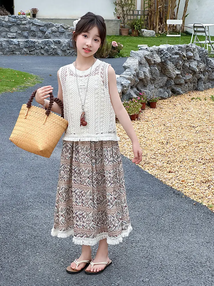 conjunto-de-tres-piezas-para-ninas-chaleco-hueco-de-verano-con-tirantes-falda-floral-y-top-informal-a-juego