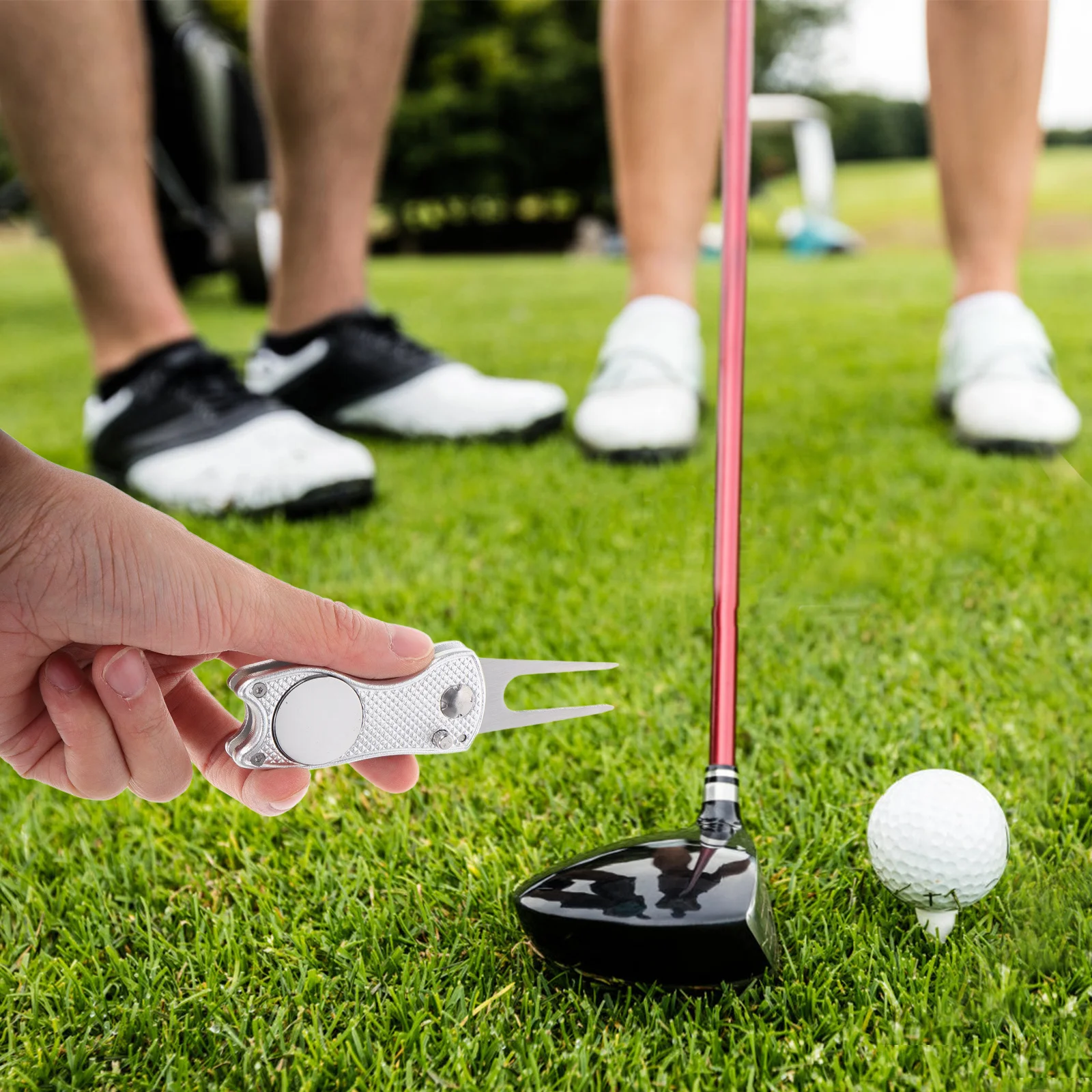 เครื่องมือซ่อมสนามกอล์ฟแบบพับได้ ทำจากอลูมิเนียมอัลลอยด์ พร้อมที่ทำเครื่องหมายลูกกอล์ฟและตัวช่วยซ่อมหญ้า ดีไซน์กะทัดรัด พกพาสะดวก