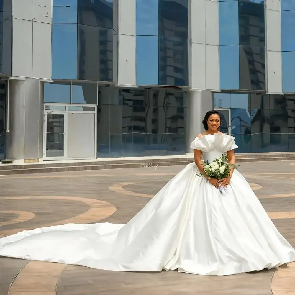 Abiti da sposa classici personalizzati con spalline senza spalline Abiti da sposa con strascico da cattedrale Abiti da sposa senza spalline con volant in raso Robe De Mariée