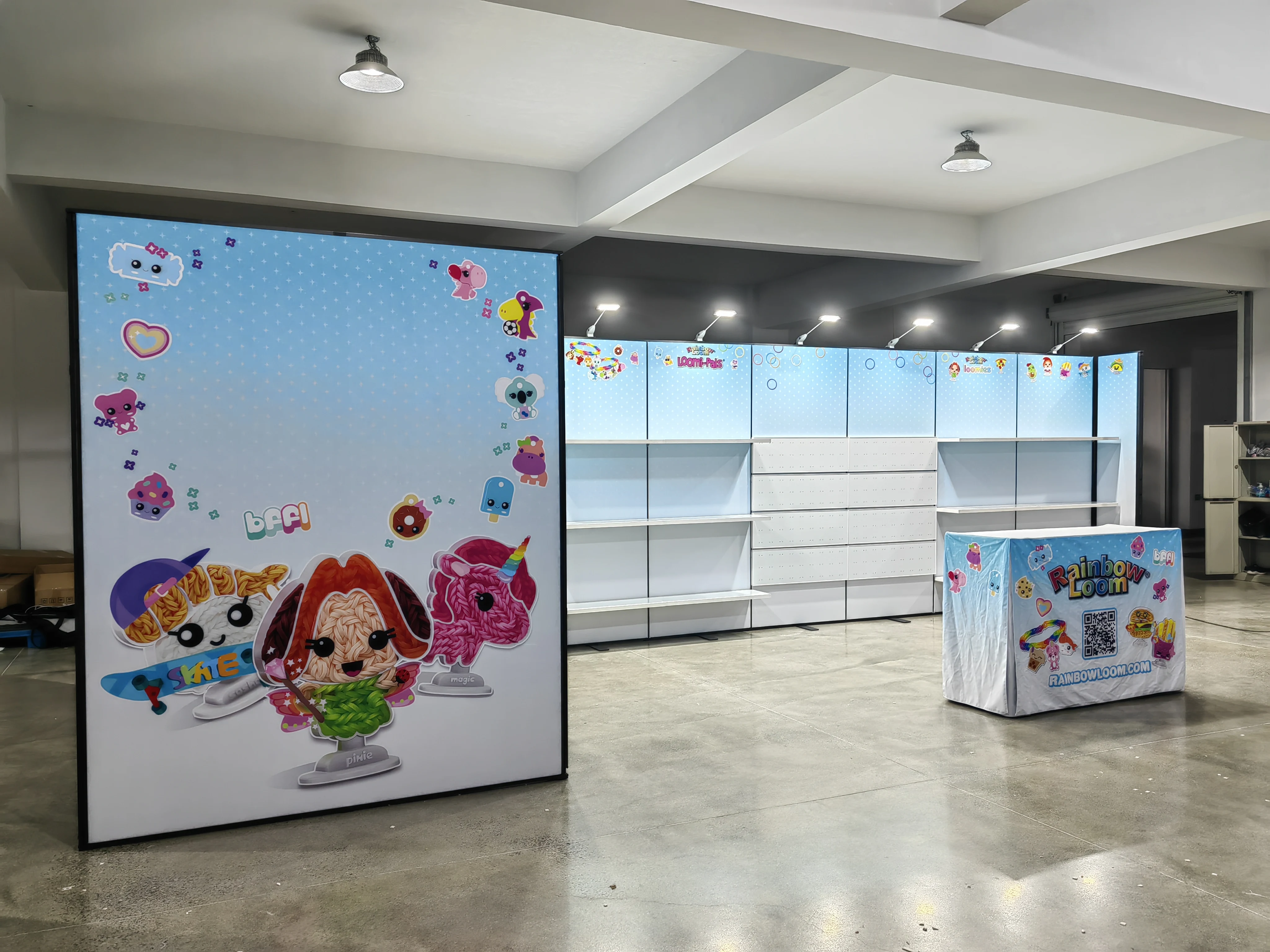 Grande stand de présentation commerciale 10x30, présentoir d'exposition personnalisé avec salle de rangement, comptoir d'émission commerciale