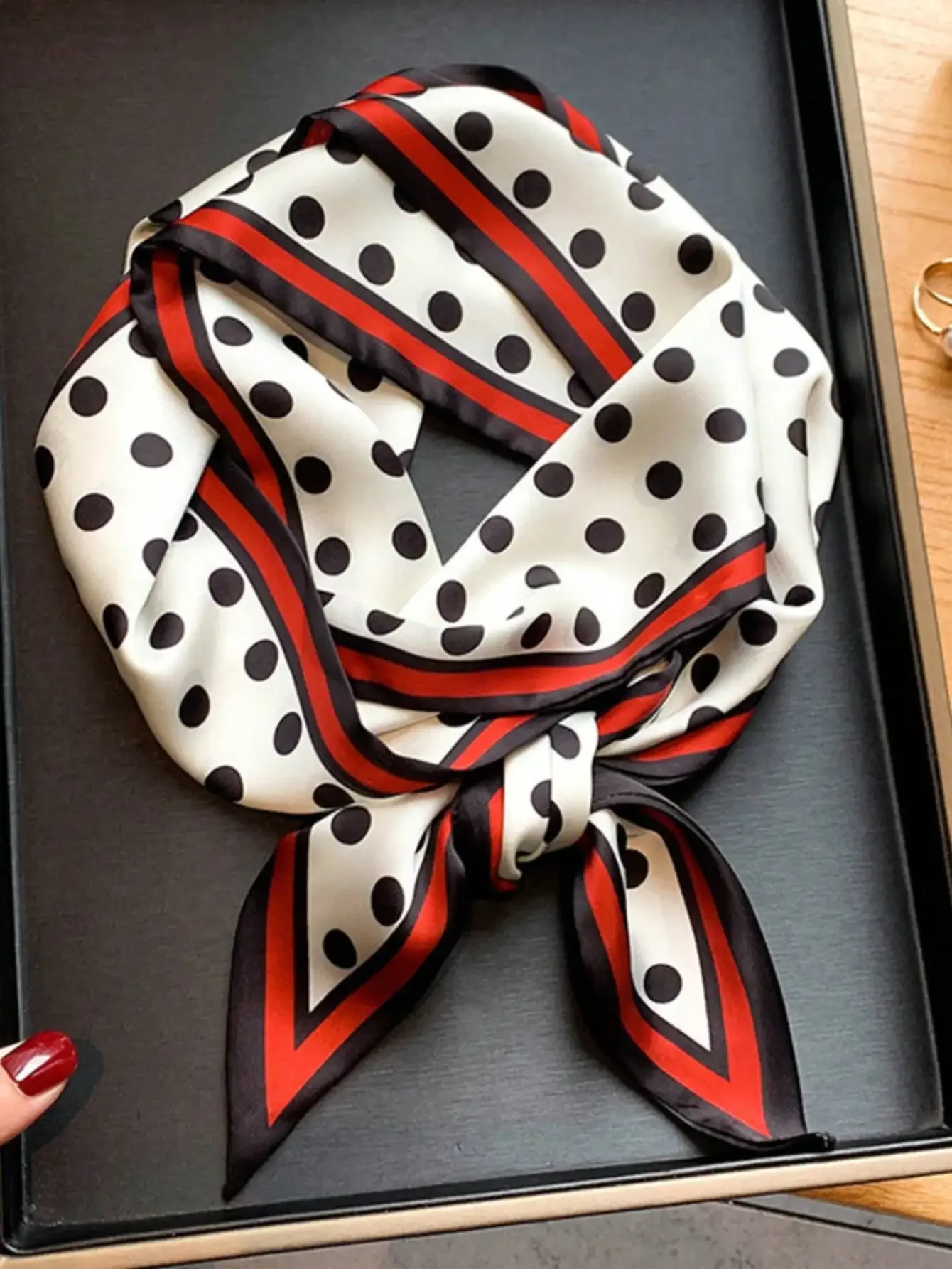 1pc 小さなサテンスカーフ装飾ネックスカーフヘッドバンドヘアネクタイバンドルバンダナ、ヘアバンド、ヘッドバンドあなたの外観をドレスアップするのに最適