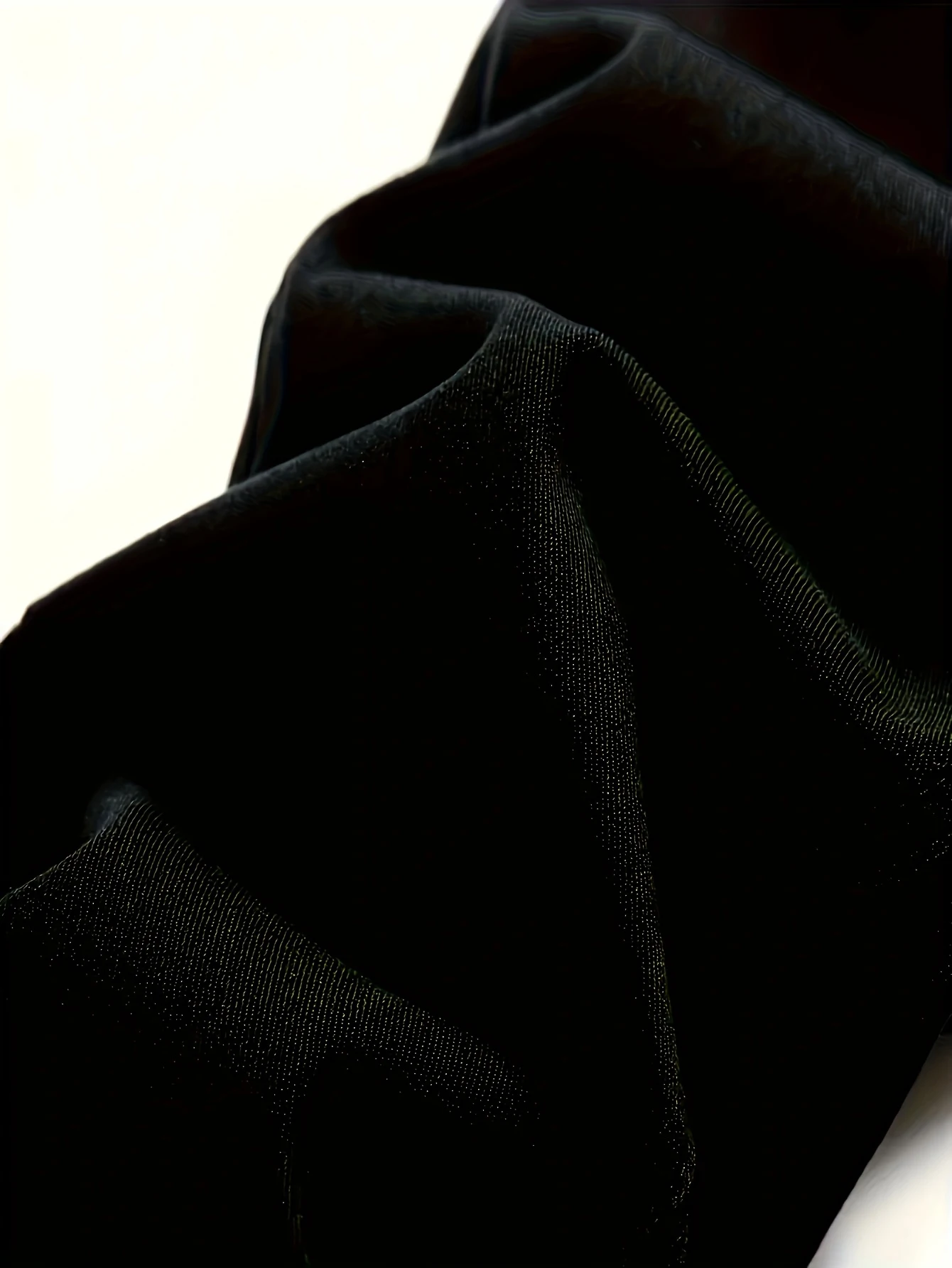 Jeans skinny pretos masculinos com rabos grandes, com um design desgastado exclusivo que cabe na forma do corpo perfeitamente, tornando-o fácil