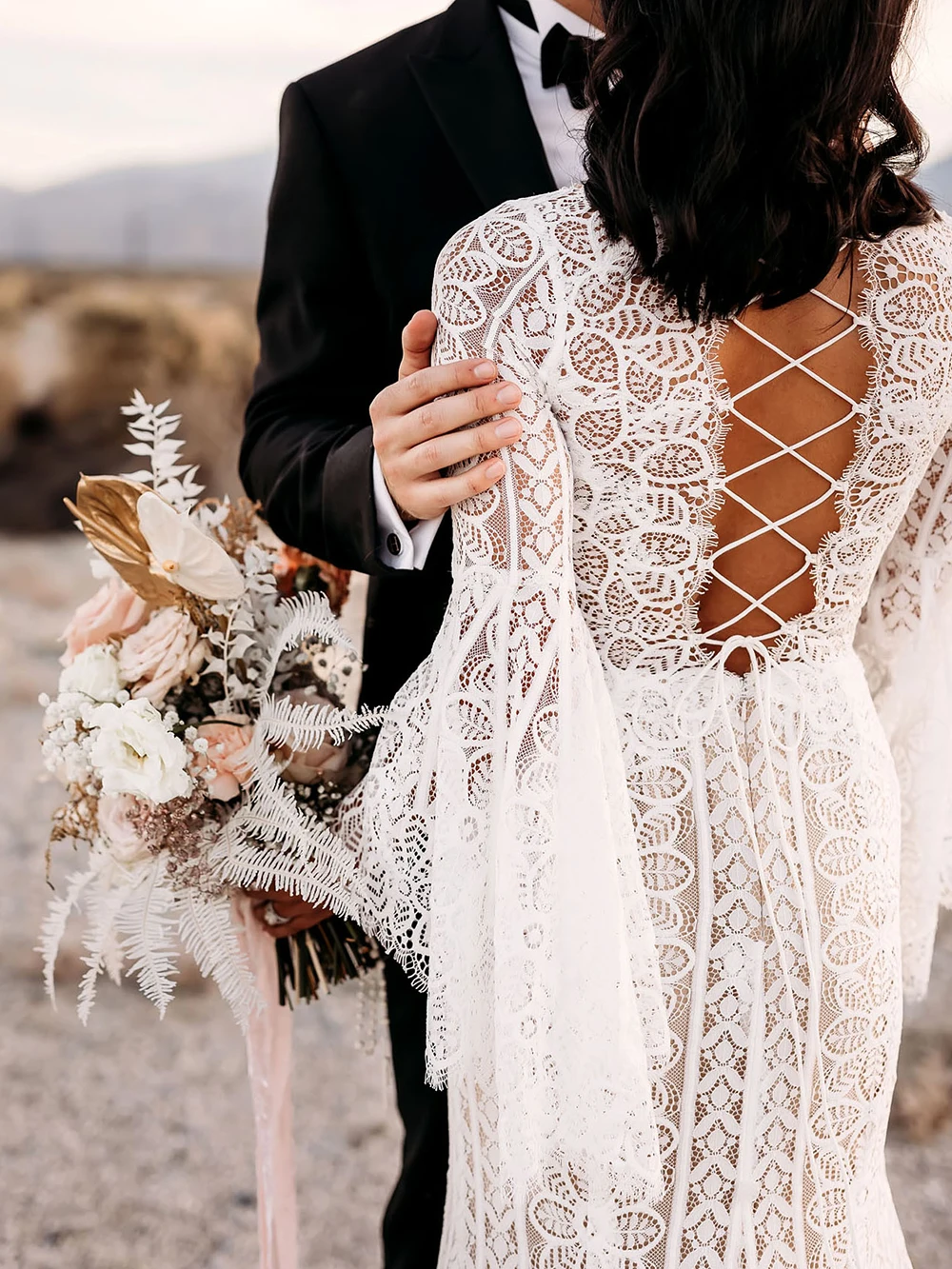 Vestidos de novia de encaje de mariposa con mangas largas de murciélago, vestido de novia de talla grande entrecruzado personalizado de sirena bohemio con cuello en V para exteriores