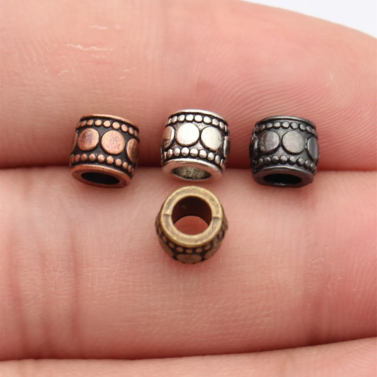 WYSIWYG 20 Stück 7x7x6mm 4 Farben Geprägte Spacer-Perlen mit großem Loch für DIY-Schmuckherstellung