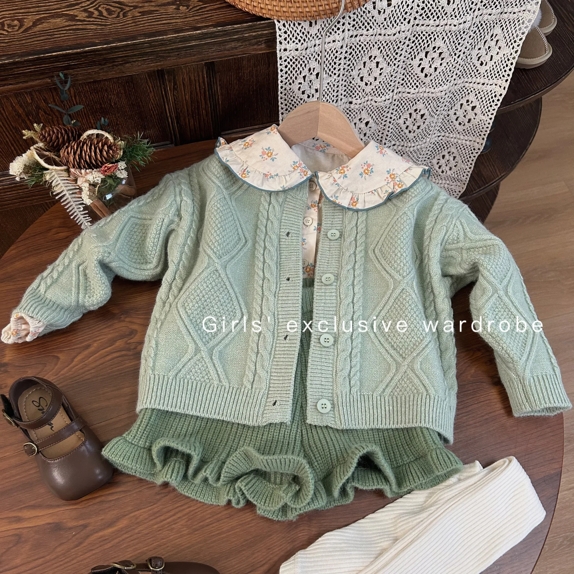 Blouses Korean Childrens Clothing Autumn New Girls Knitting Cardigan Fragmented Flowers Shirt Woolen Yarn Shorts 2024