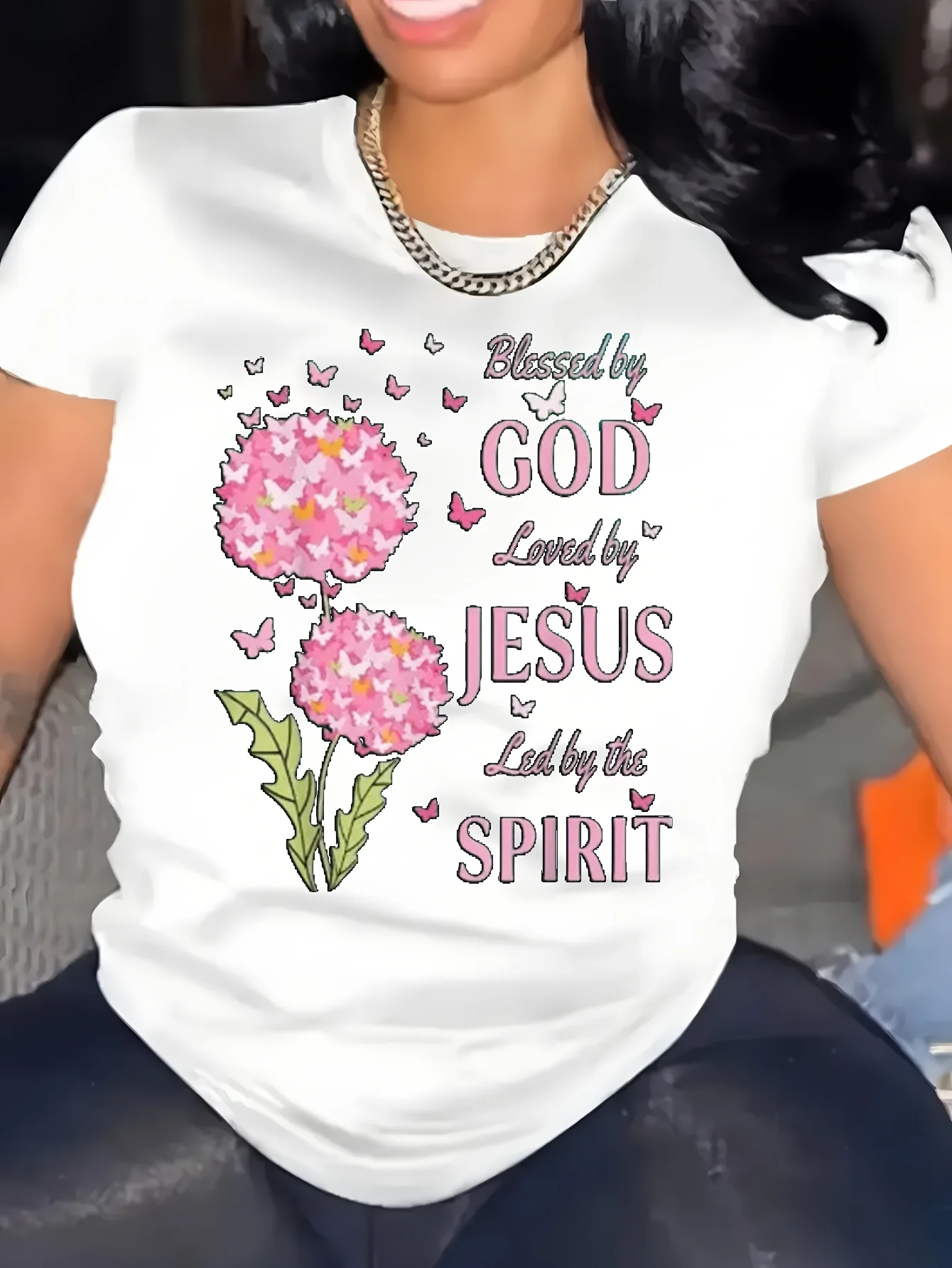 Casual T-shirt met ronde hals en korte mouwen voor Amerikaanse vrouwen met religieus - thema Gezegend door GOD Geliefd door JESUS Led door