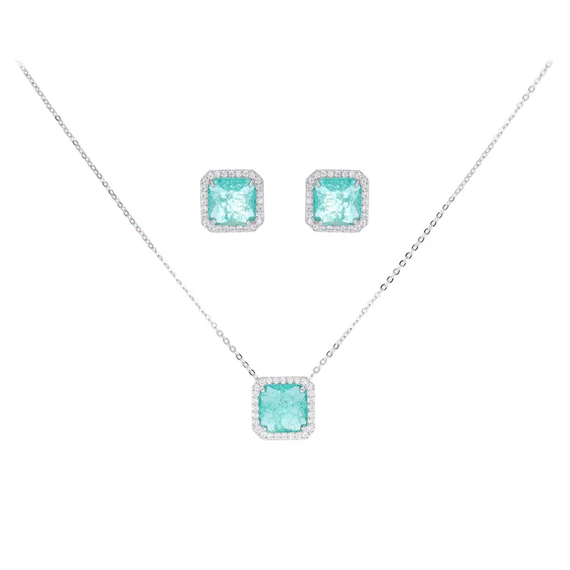 Un set di orecchini con collana in zirconi con crepa di ghiaccio dal design di nicchia, catena alla clavicola di zucchero a cubo dolce e fresco alla moda