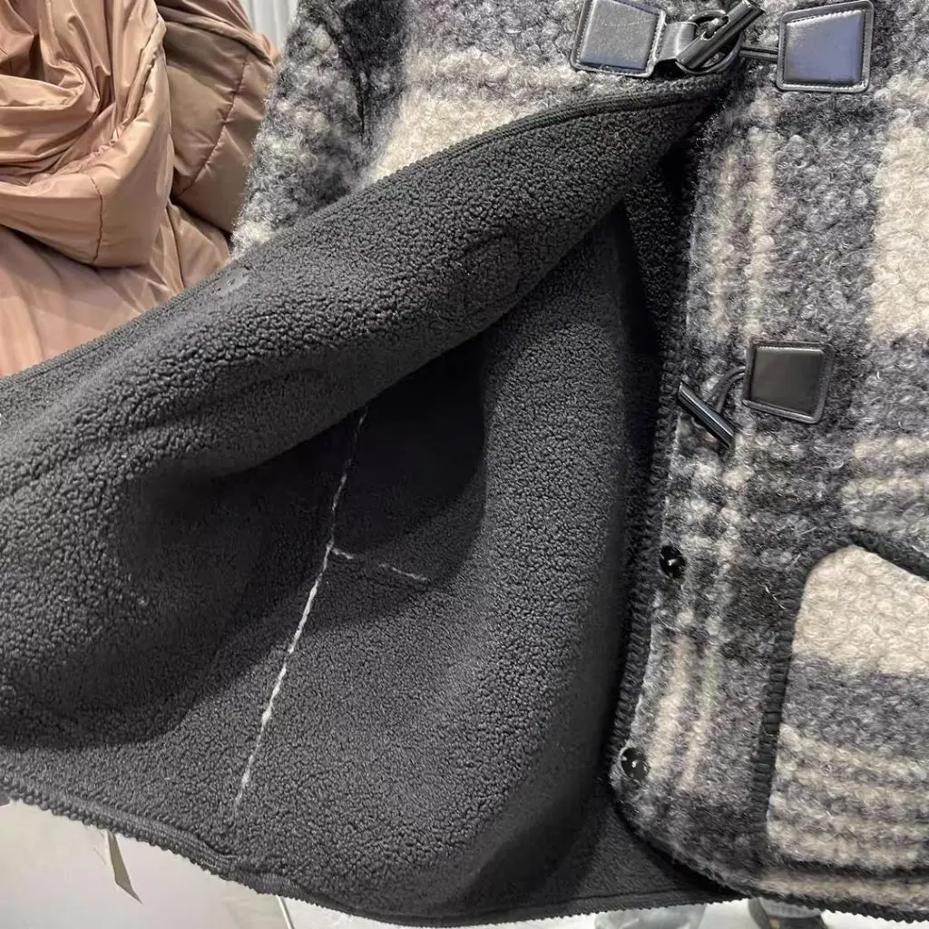 

Women's Contrasting Plaid Lamb Wool Outwear Loose Fit Thickened Winter Jacket Horn Button Fur Trimmings New Arrival