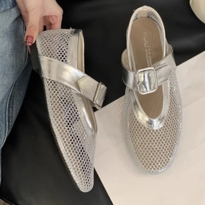 Sandalias planas de talla grande para mujer de verano 2025, nuevo estilo, sandalias bajas de rejilla con boca poco profunda para playa, sandalias de moda de cobertura completa, talla 35-40