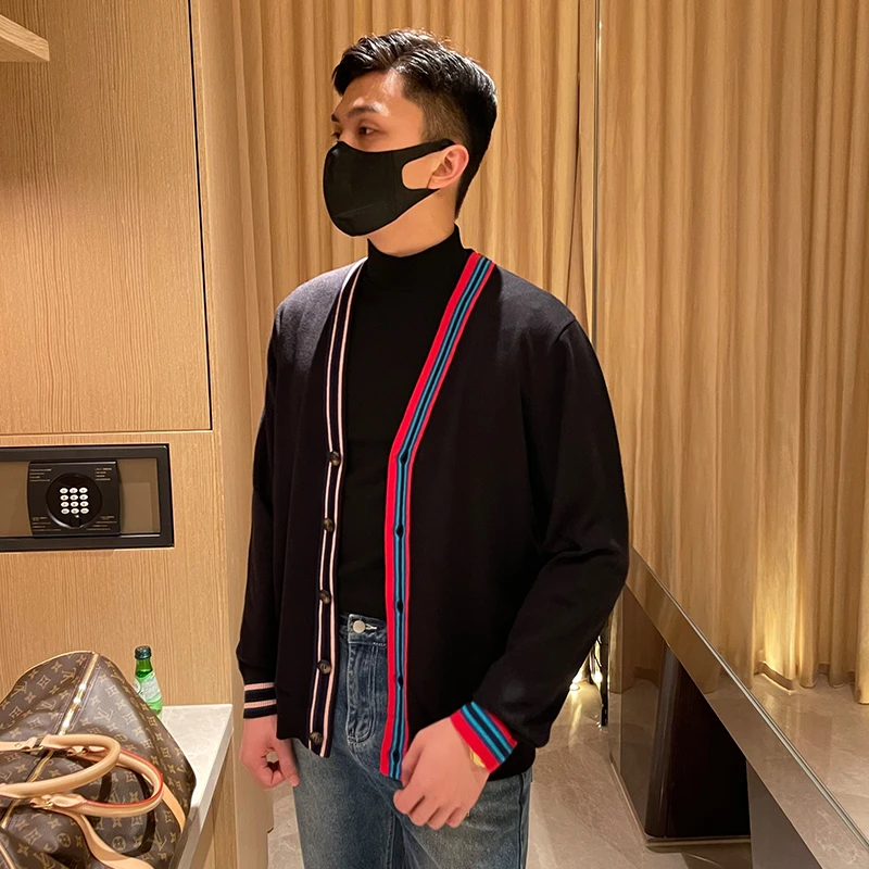 

Модный мужской осенний трендовый топ в британском студенческом стиле: приталенный трикотажный жакет с V-образным вырезом и ребристым дизайном в стиле колор-блок, длинный рукав.