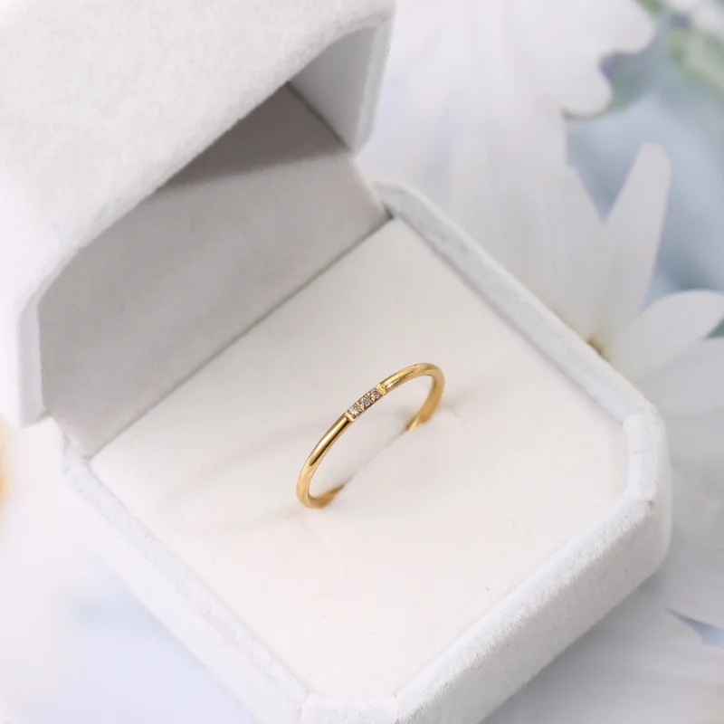 1 piece of stainless steel plated with 18K gold, fine design with 3 rows of rhinestones, simple and elegant circle ring, suitable for layering, a minimalist and versatile ring for women, suitable for both work and casual wear