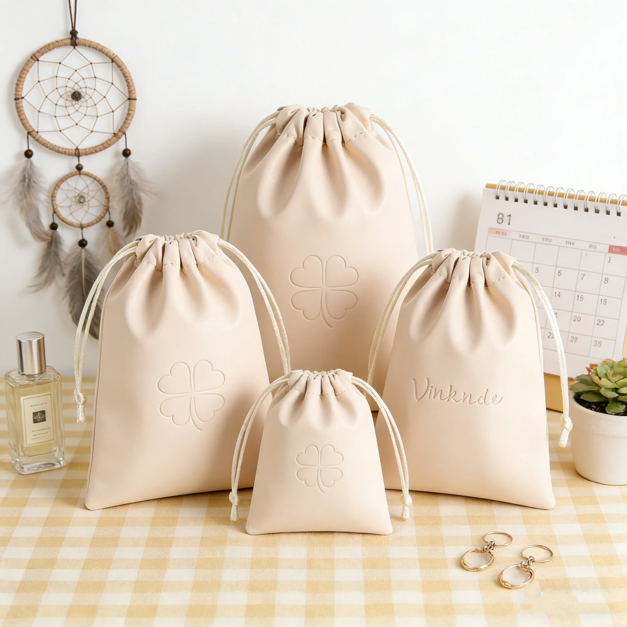 

50 шт. бежевых кожаных мешочков на шнурке с индивидуальным логотипом для упаковки косметики, повербанков, водонепроницаемые, для свадебных подарков