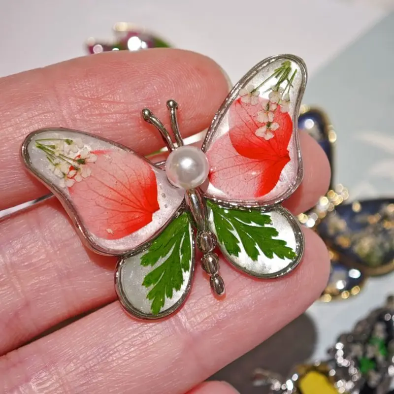 

Luxury Dried Flower Butterfly Brooch For Women Unique Design Handmaking Epoxy Resin Pressed Flower Brooch Statement Jewelry Gift