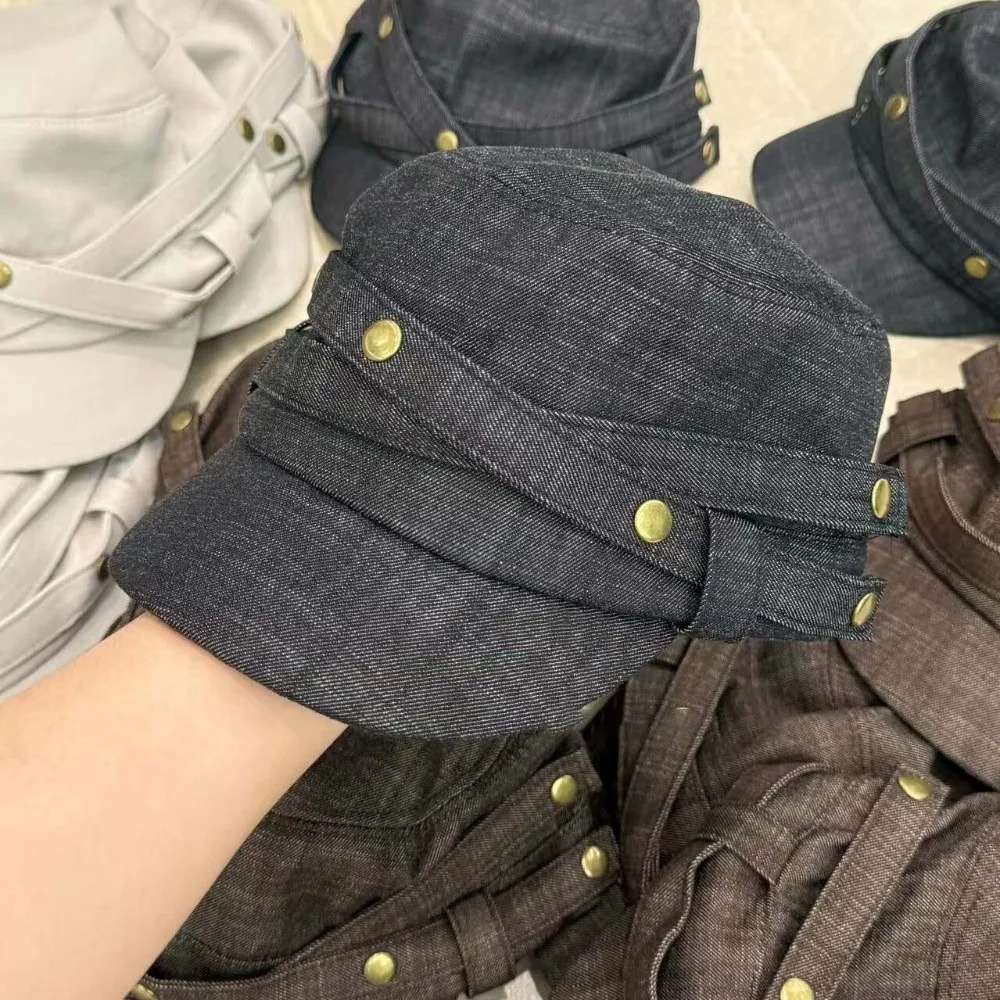 Gewaschene Denim-Flachmütze mit Metallknopf, Kreuzband, Retro-Reitermütze, verstellbarer Riemen, einfarbig, Vintage-Schirmmütze – Detail 5