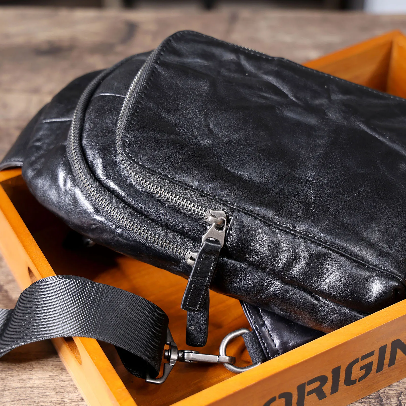 Echte Leder-Brusttasche für Herren, Casual-Umhängetasche aus Rindsleder, Modische Handyhülle, Pflanzlich gegerbtes Leder, Mini-Modell – Detail 14