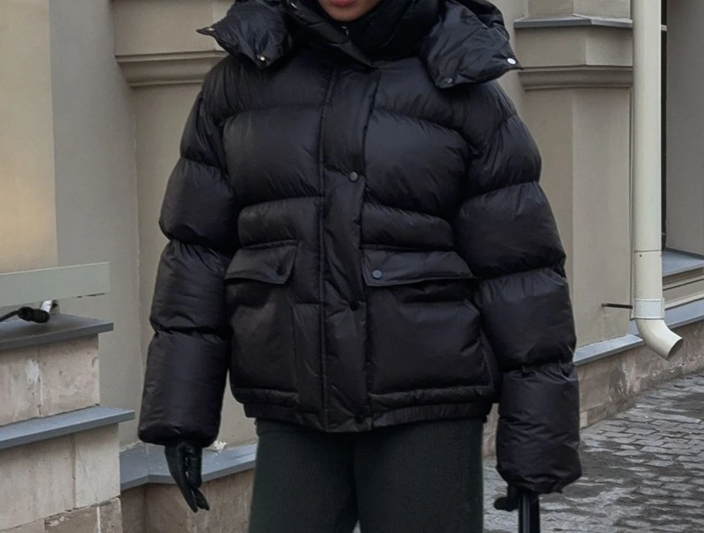 Giacca in cotone nero per l'inverno 2025 Nuova giacca in cotone con cappuccio caldo con tasca quadrata per donna