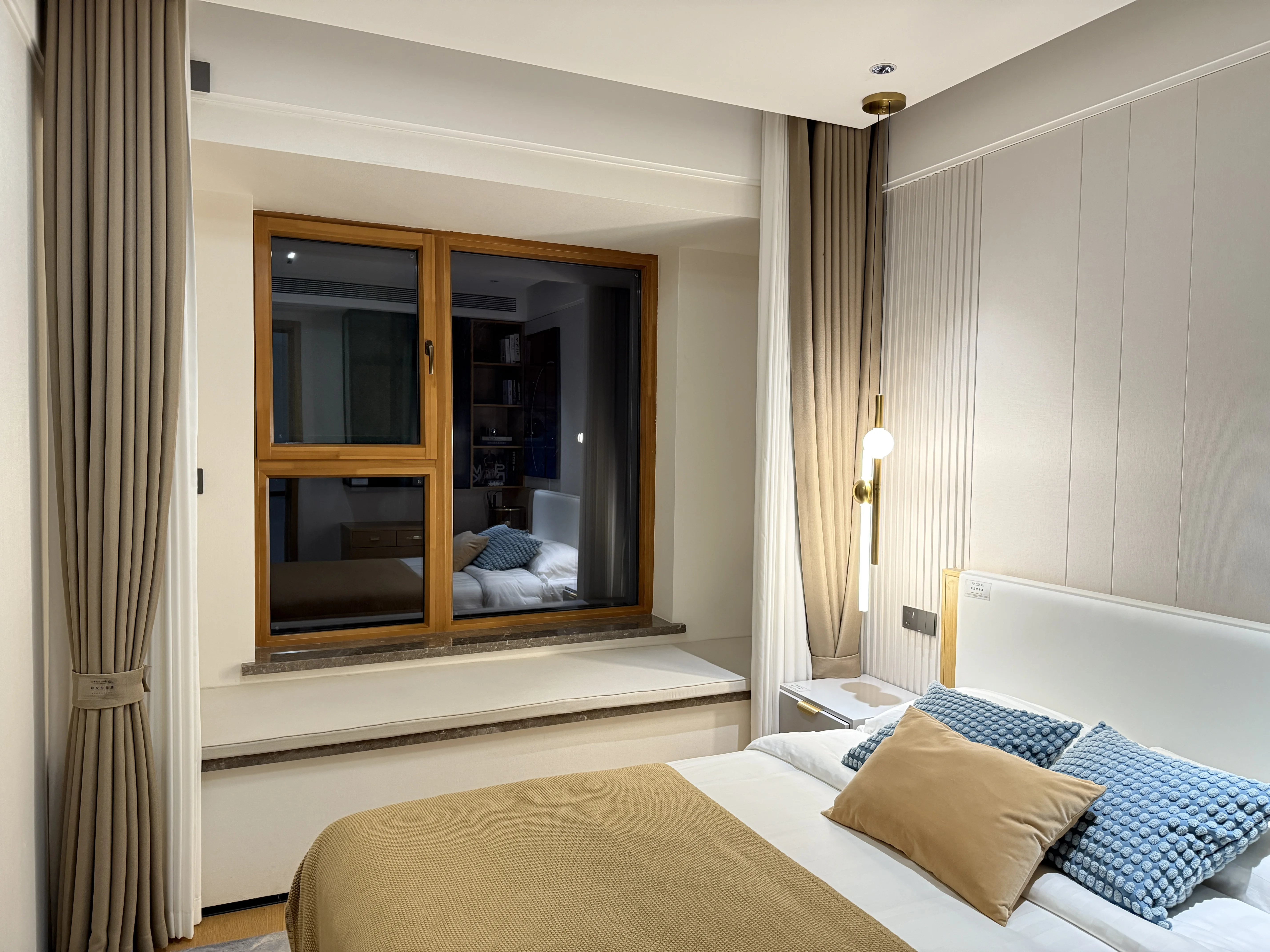 

Modern New Design Customized Aluminum-clad Wood Casement Window Sound Insulation Windproof