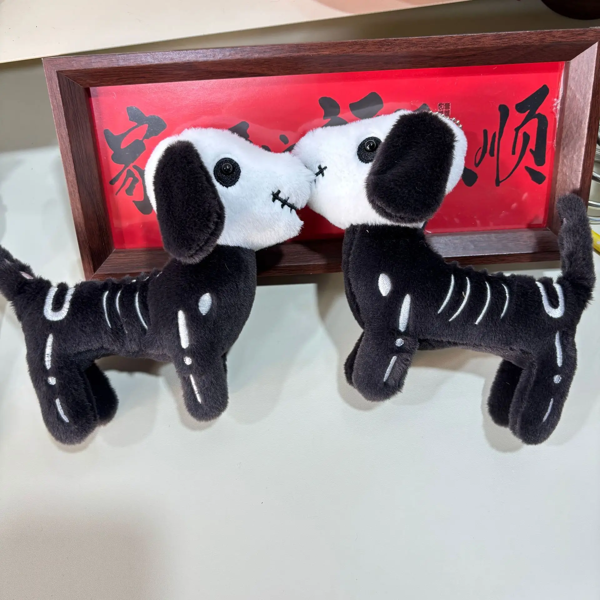 Süßes Plüschtier Schwarz Weiß Böser Spaß Welpe Plüschpuppe Halloween Totenkopf Hund Plüschtier Puppe Anhänger Halloween Geschenk Plüsch Schlüsselanhänger
