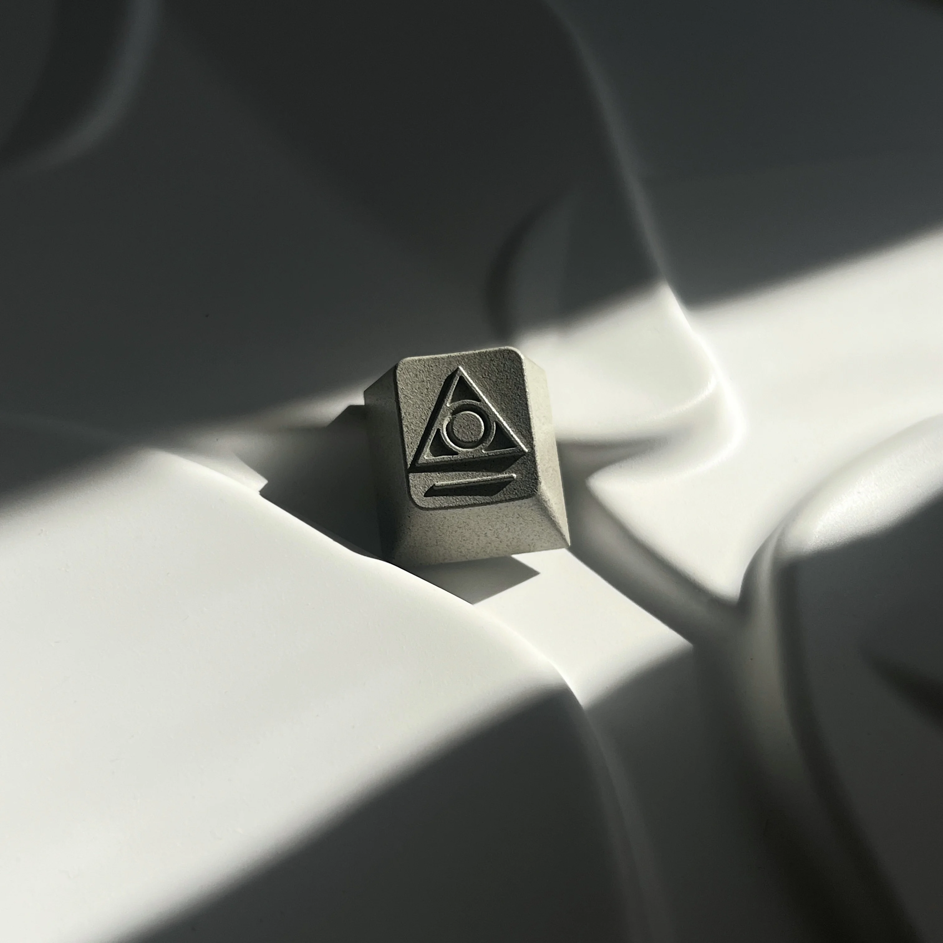 

Aluminum alloy embossed metal keycaps, retro personalized ESC metal keycaps CNC keycaps Original R4 mechanical keyboard