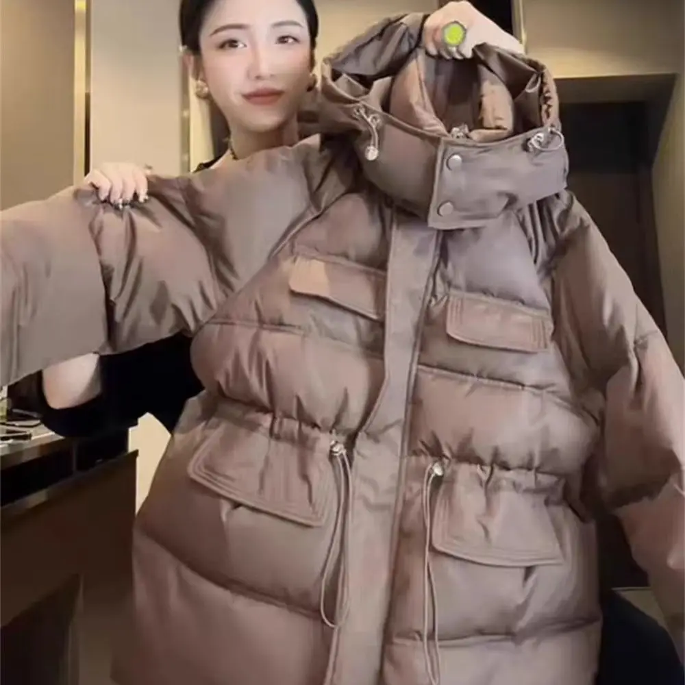 Klein En Stijlvol Ontwerp Met Een Tailleband, Maillard Draagt Een Los En Modieus Donsjack Met Capuchon Voor Dames In De Winter