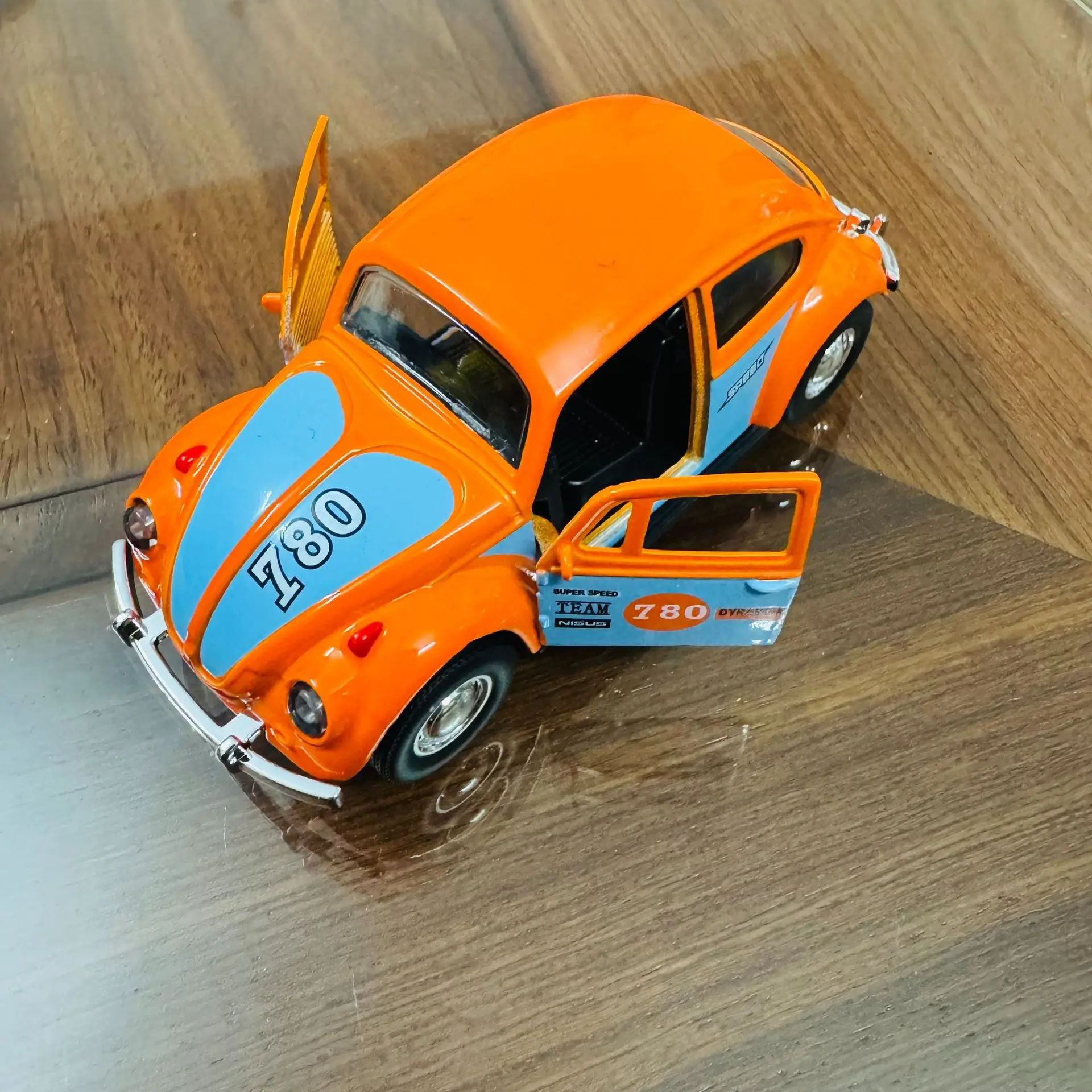 1:36 คลาสสิก retro Beetle Bus รถโบราณดึงกลับของเล่นรถเด็กโมเดลรถเด็กจําลอง