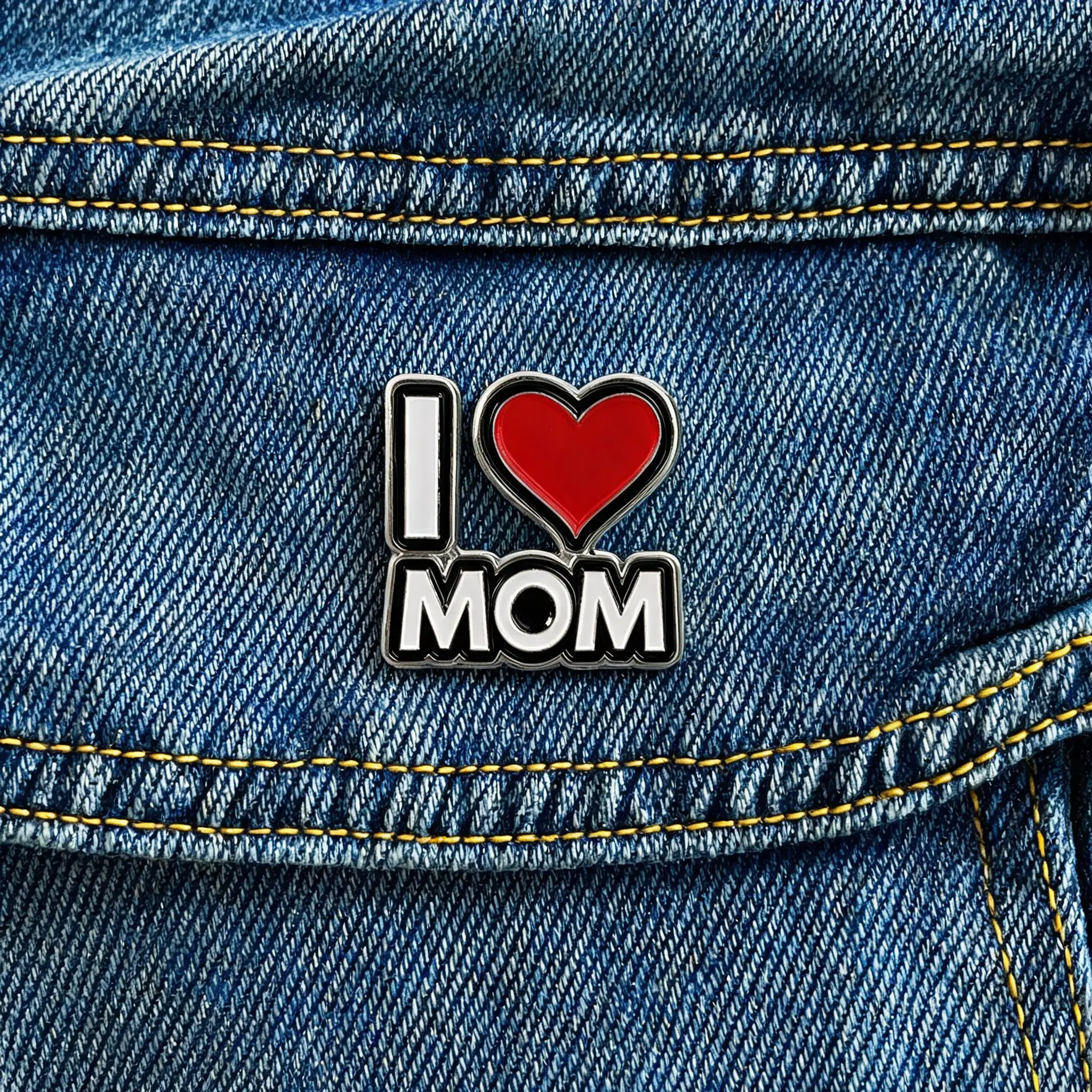 Red Heart I LOVE MOM Metal Brooch Enamel Lapel Pin Cute Letter Badge Jewelry Mother Birthday Present Clothes Decoration Pins