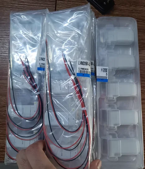 

Новый оригинальный электромагнитный клапан SMC LVM205R-5A 2025 года, в наличии 1 шт.