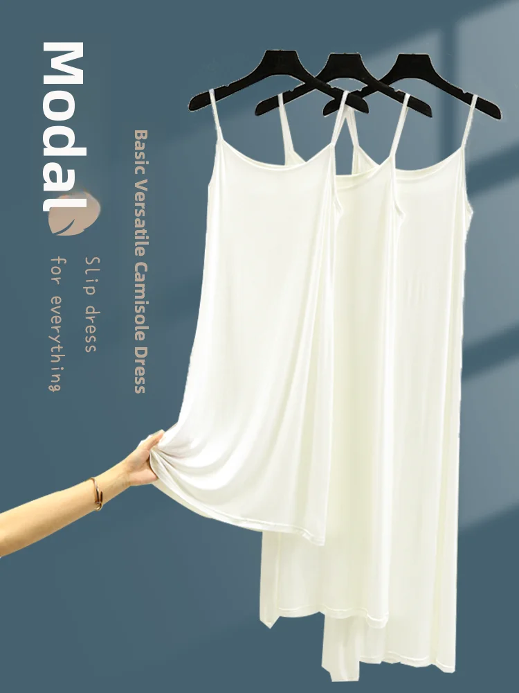 Vestido midi de verão com alças finas, forro interno modelador, saia evasê soltinha, preto e branco, camada base para usar po...