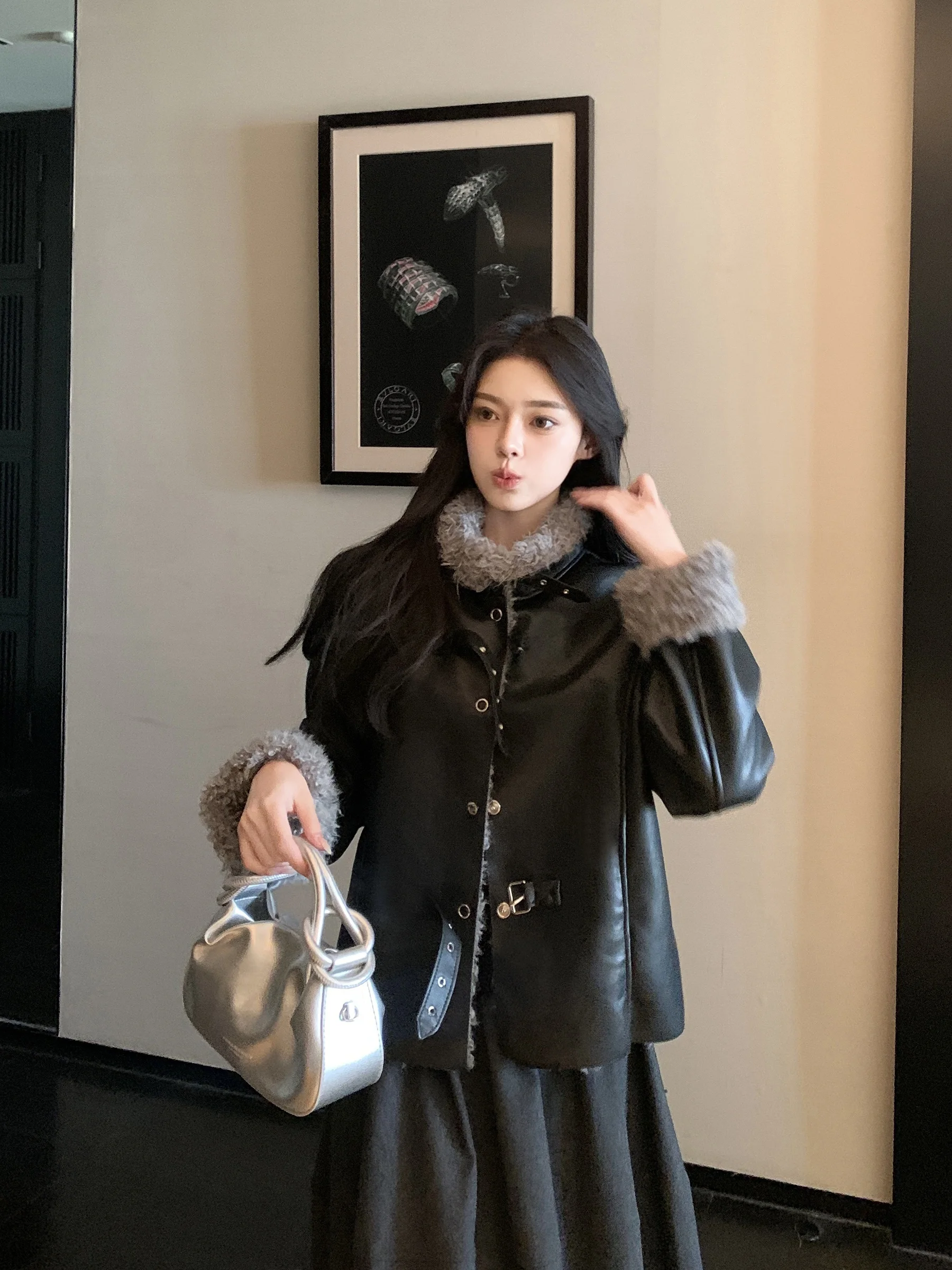 Buou 레트로 블랙 퍼 가죽 바이커 재킷 여성용 숏 코트 고급스러운 느낌의 패셔너블한 여성 아우터웨어