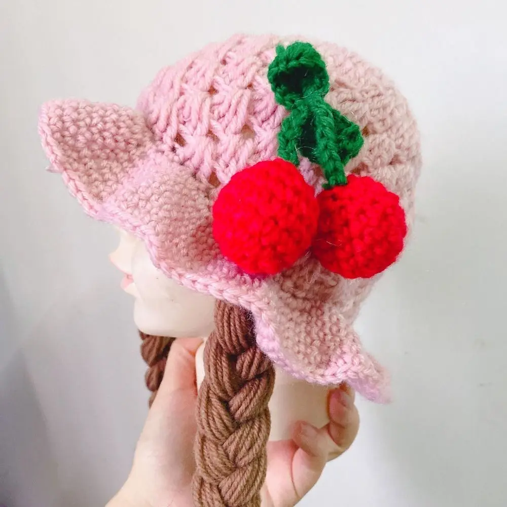 

Розовая шерстяная шапка с бантом, ручной вязки, с плетеным узором, для фотосессий, в девичьем стиле, с косичками, с ушками-наушниками ручной работы