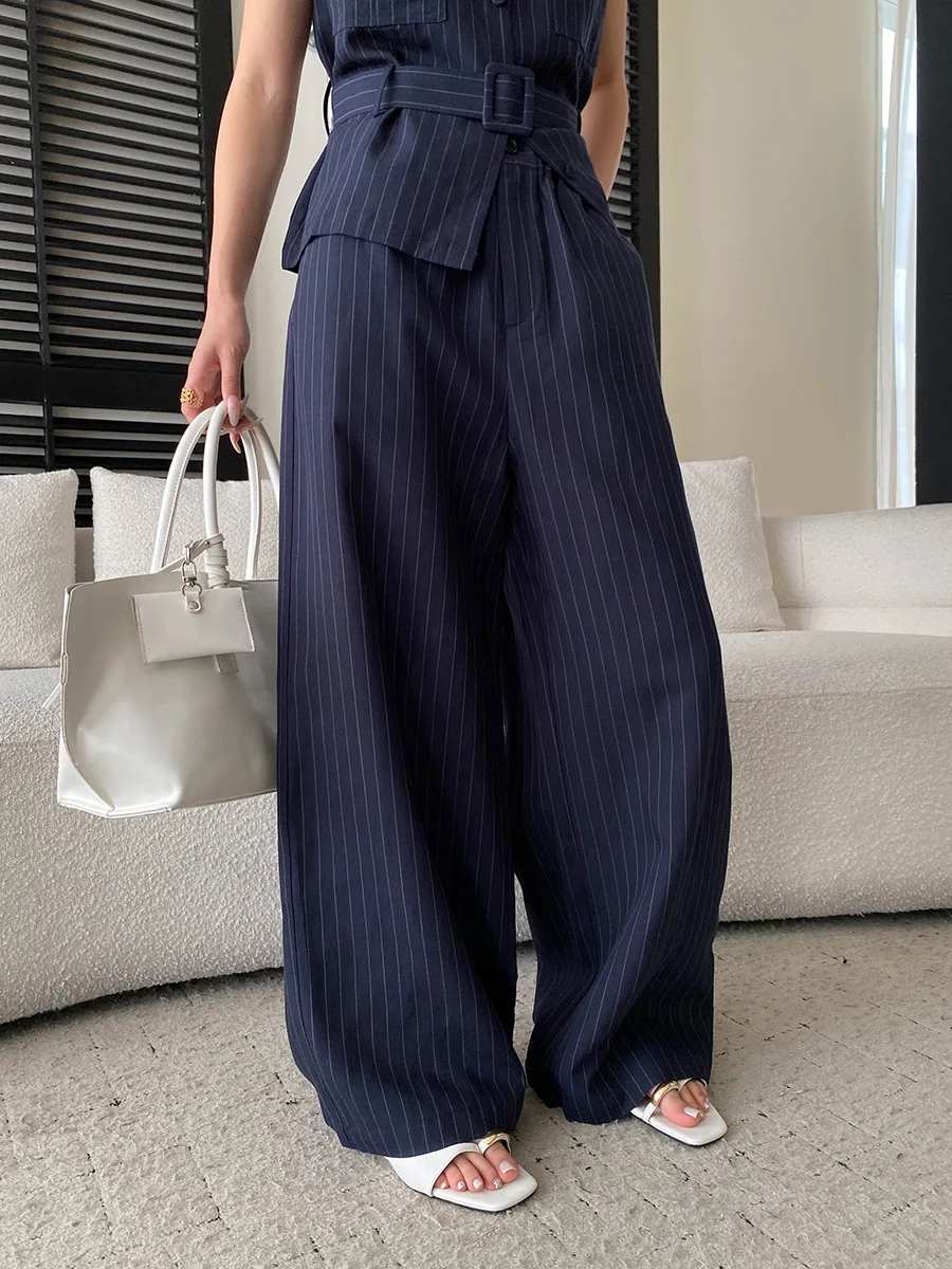 Sommerliches Damen-Set mit Rundhalsausschnitt, gestreiftem Schnürbund, ärmelloser Weste und lässiger Hose – Detail 18