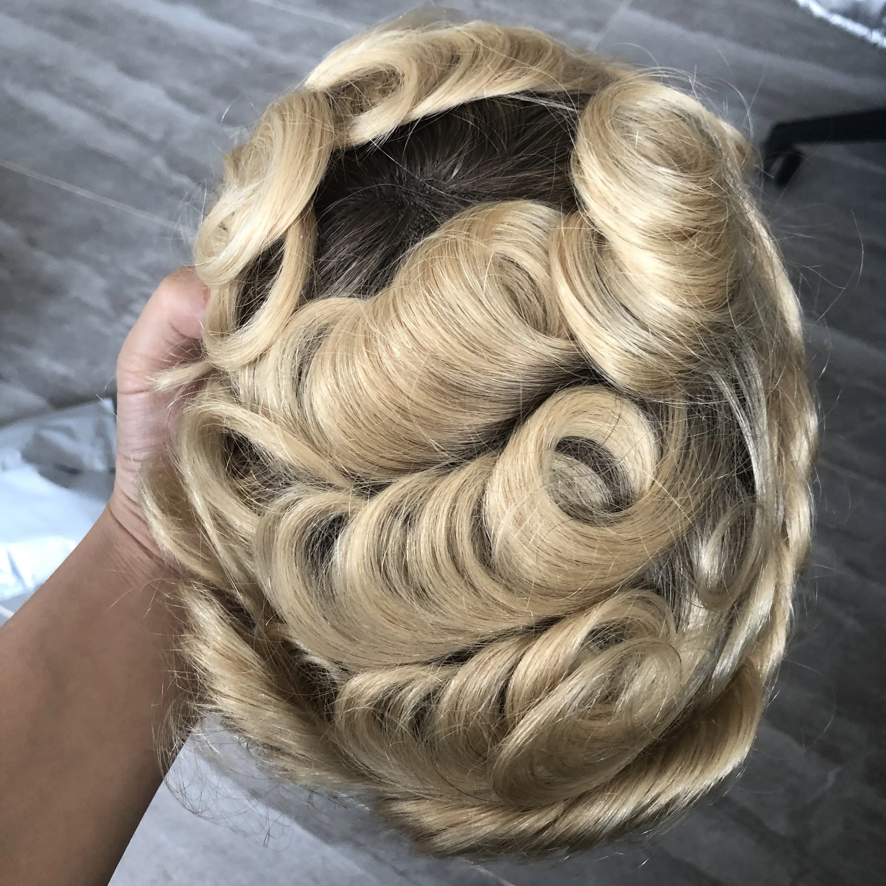 Wig Rambut Manusia Pria Super Tahan Lama Warna Ombre Pirang Madu 30mm Bergelombang, Basis Kulit Mikro Tipis, Toupee Pria dengan Garis Rambut Alami, Sistem Rambut
