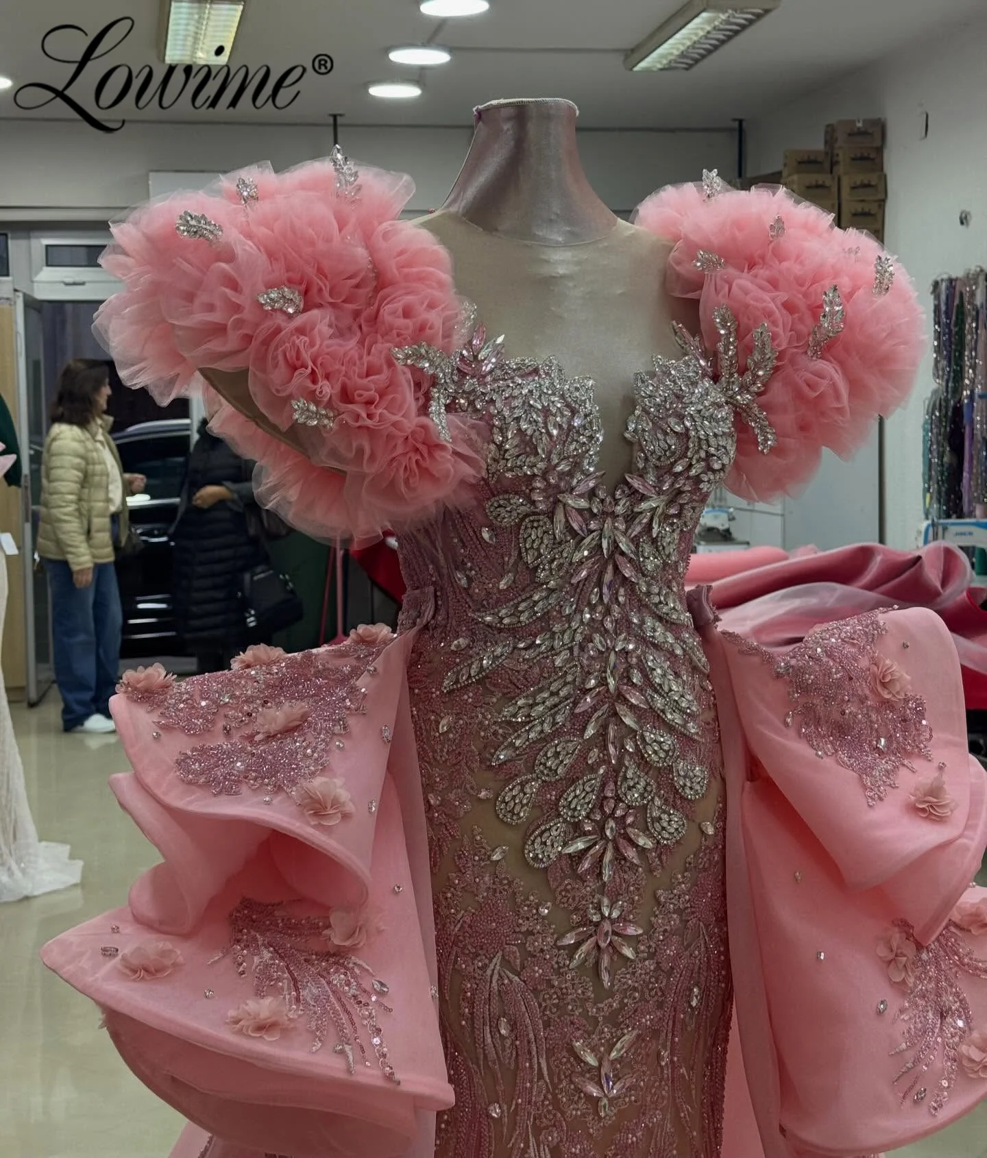 

Розовое длинное вечернее платье-двойка в арабском стиле из Дубая с накидкой, новинка 2026 года, на заказ, с кристаллами и оборками, для выпускного вечера/вечеринки