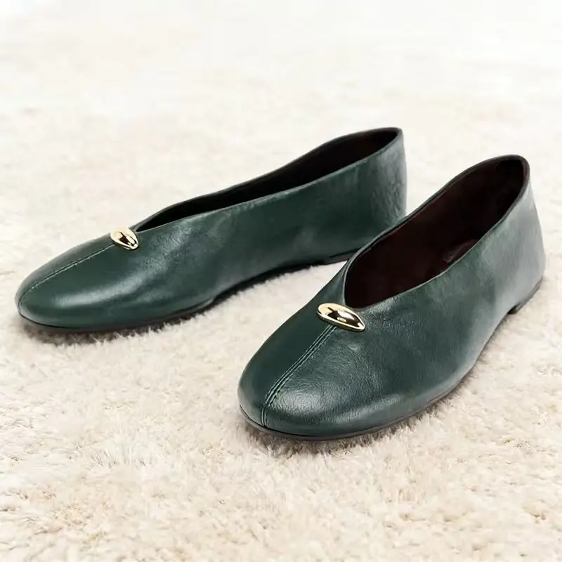 

2026 Новые балетки с металлическими украшениями, женские зеленые туфли Мэри Джейн из мягкой кожи с круглым носком, повседневная удобная дизайнерская обувь