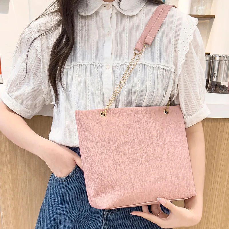 

Large-capacity women's shoulder bag, stylish Korean-style tote bag, classic and versatile large bag for business and commuting.