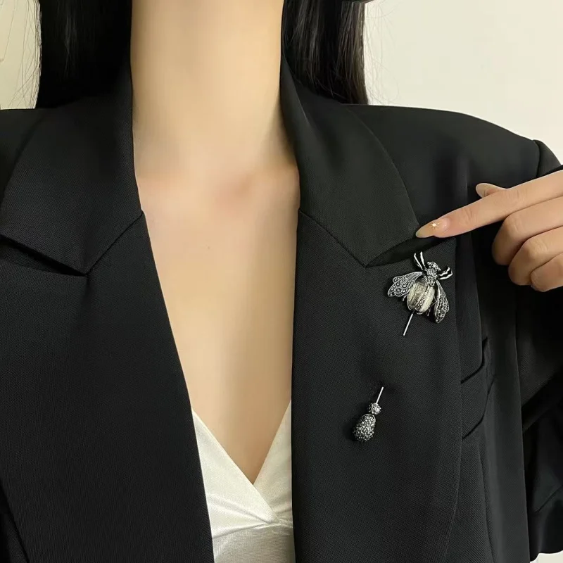 

Vintage European Style Metal Bug Brooch for Women Pin Exaggerated Bee Design Lapel Decorations Daily Commute Accessory