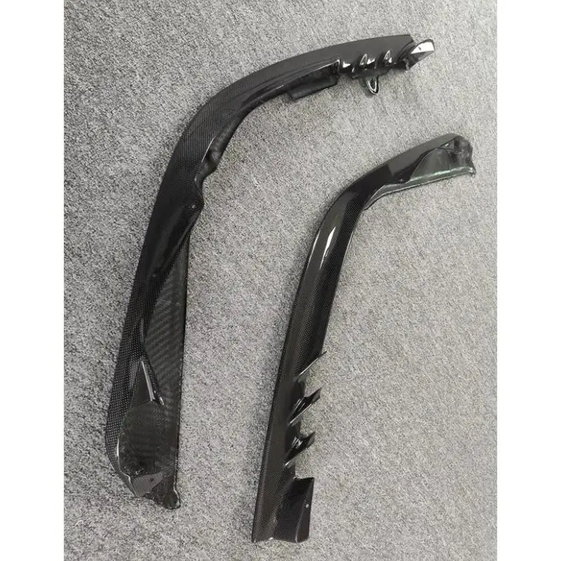 

Пара обвесов для передних углов Ferrari SF90 из сухого углеродного волокна в стиле OEM.