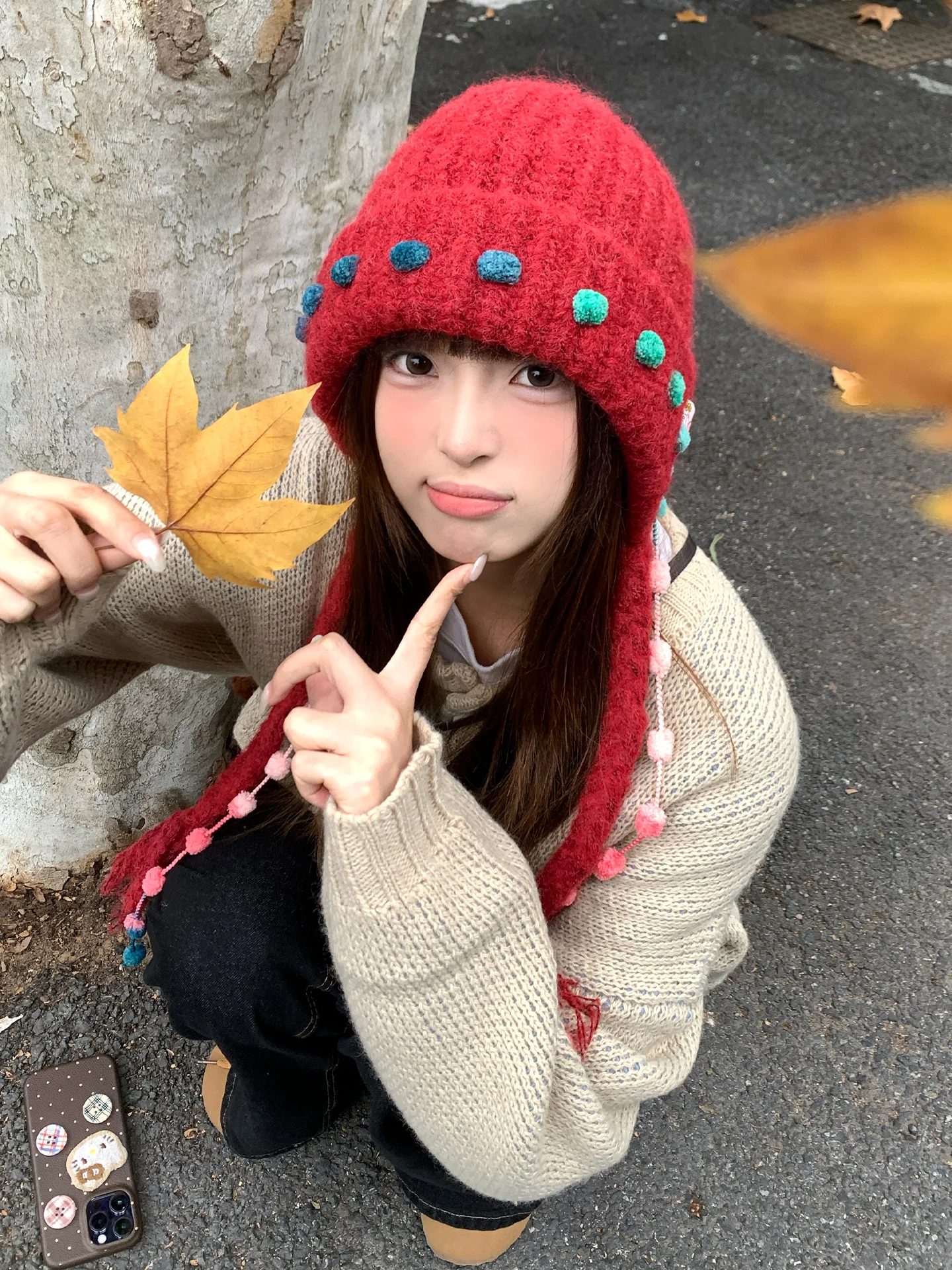 Niedliche pelzige Strickmütze mit Kugelquaste für Winterwärme, Ohrenschützer und Kopfbedeckung mit Riemen