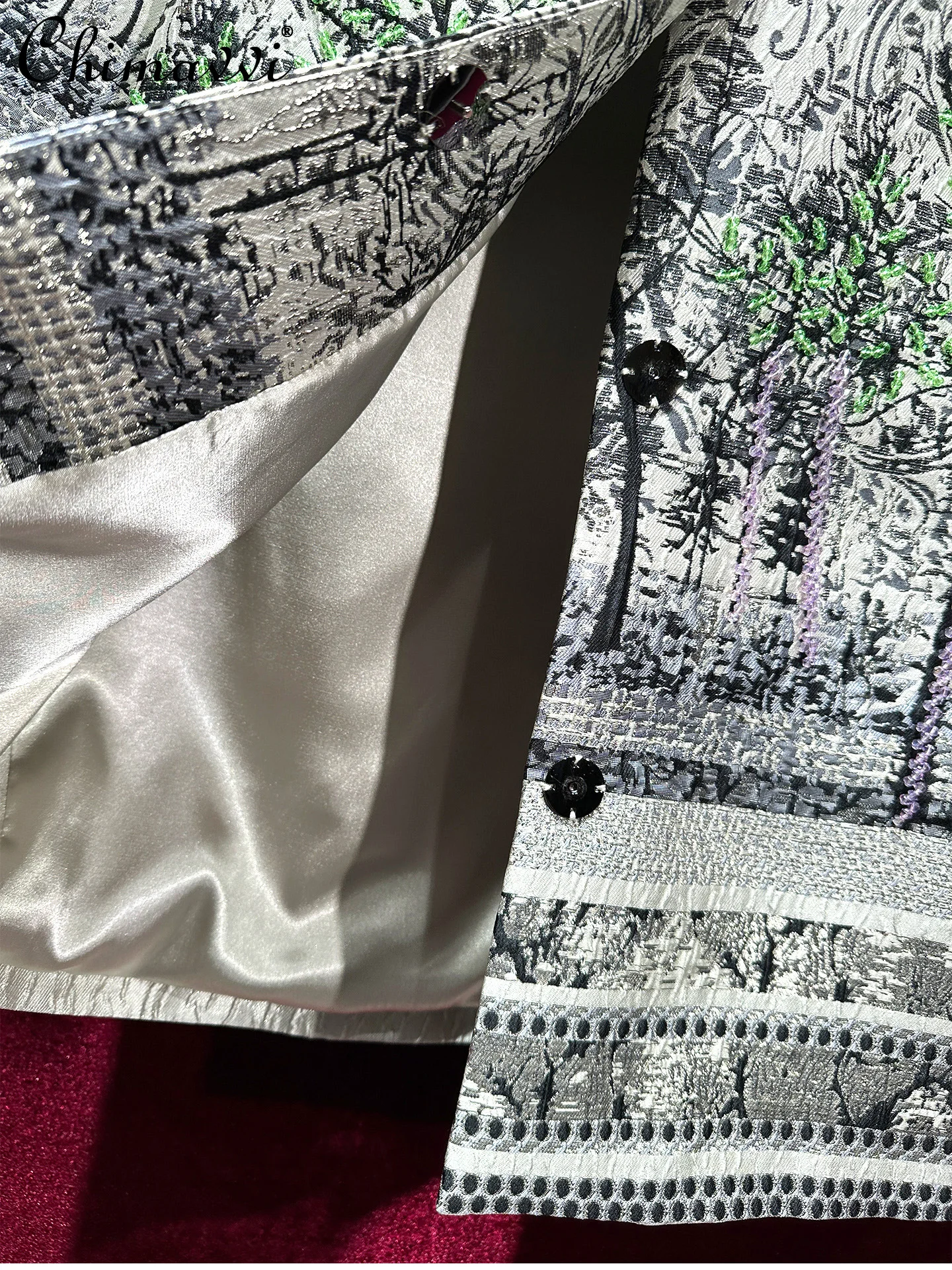 Cappotto di media lunghezza elegante con perline pesanti jacquard vintage di fascia alta 2026 Trench elegante con collo rotondo di nuova moda per le donne