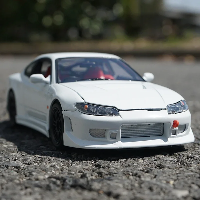 Welly 1/24 Nissan Silvia S15 Alloy Sports Car Model Diecasts Metal Toy Vehicles Car Model Simulation Collection Childrens Gifts