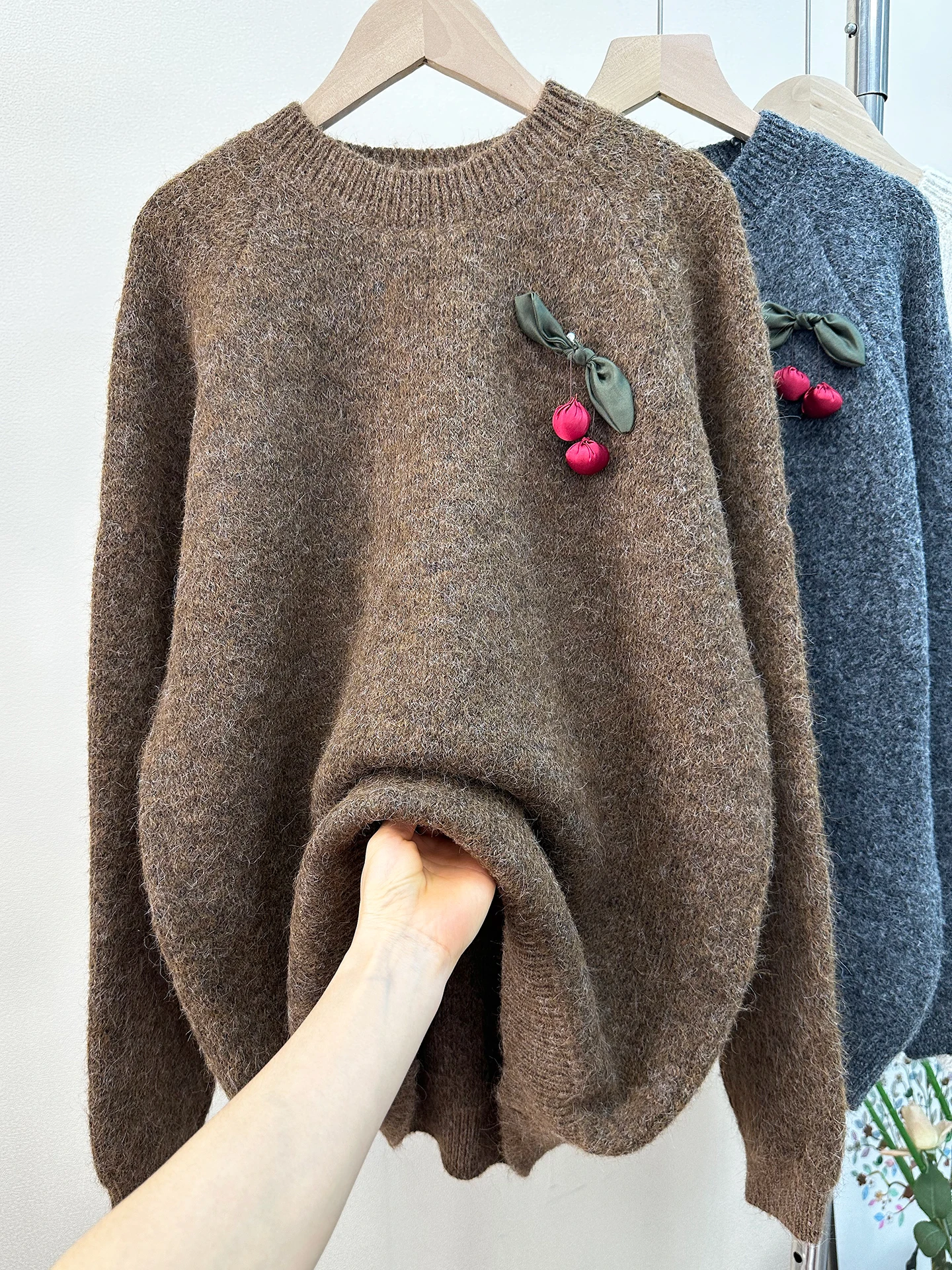 

Korean Sle Lazy Loose Thiened Knitted Sweater Women's round Ne Faion Tassel Alpaca Simulation Overhead Knitted Sweater